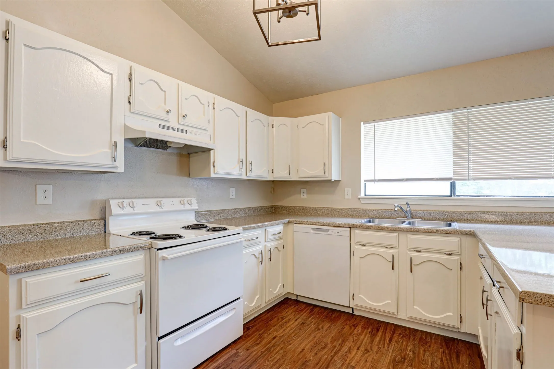 Single Family Residence For Sale in Dallas County , 620 Nora Lane, De Soto, Texas 75115, 3 Bedroom, 2 Bathroom, 2 Garage spaces, 1,837 Sqft, built in 1983, mls#21293338, Real Estate Agent in De Soto, Homes For Sale in Dallas county, Homes For Sale in De Soto, Realtor in De Soto Texas, Real Estate Brokerage Independent Realty Texas, Luminita Cordes Realtor