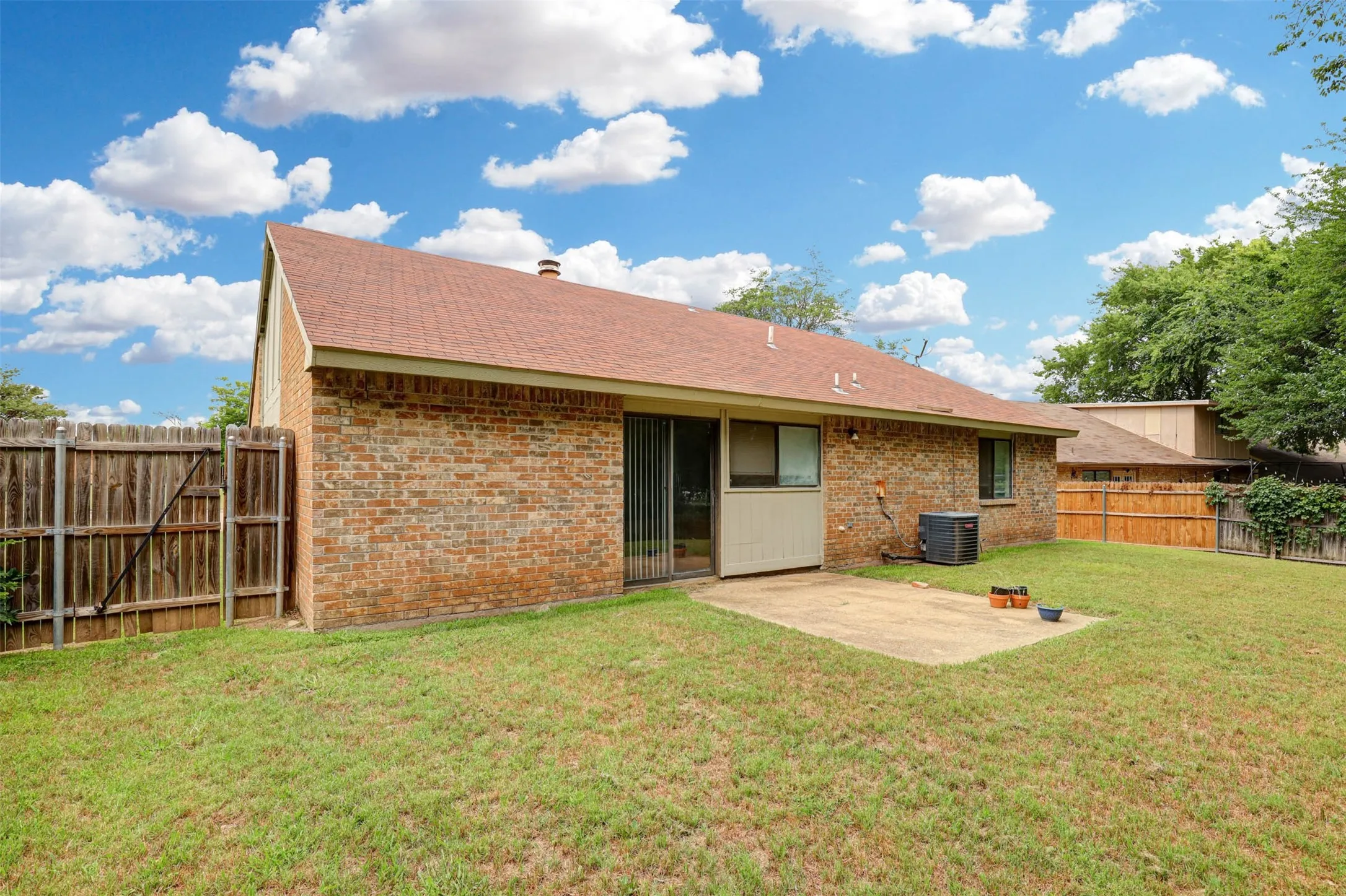 Single Family Residence For Sale in Dallas County , 620 Nora Lane, De Soto, Texas 75115, 3 Bedroom, 2 Bathroom, 2 Garage spaces, 1,837 Sqft, built in 1983, mls#21293338, Real Estate Agent in De Soto, Homes For Sale in Dallas county, Homes For Sale in De Soto, Realtor in De Soto Texas, Real Estate Brokerage Independent Realty Texas, Luminita Cordes Realtor