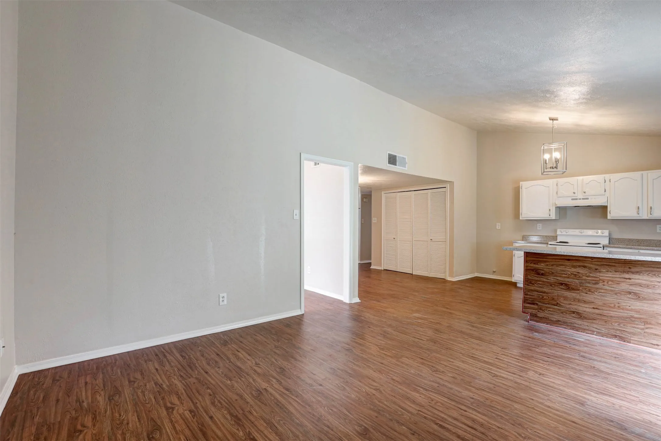 Single Family Residence For Sale in Dallas County , 620 Nora Lane, De Soto, Texas 75115, 3 Bedroom, 2 Bathroom, 2 Garage spaces, 1,837 Sqft, built in 1983, mls#21293338, Real Estate Agent in De Soto, Homes For Sale in Dallas county, Homes For Sale in De Soto, Realtor in De Soto Texas, Real Estate Brokerage Independent Realty Texas, Luminita Cordes Realtor