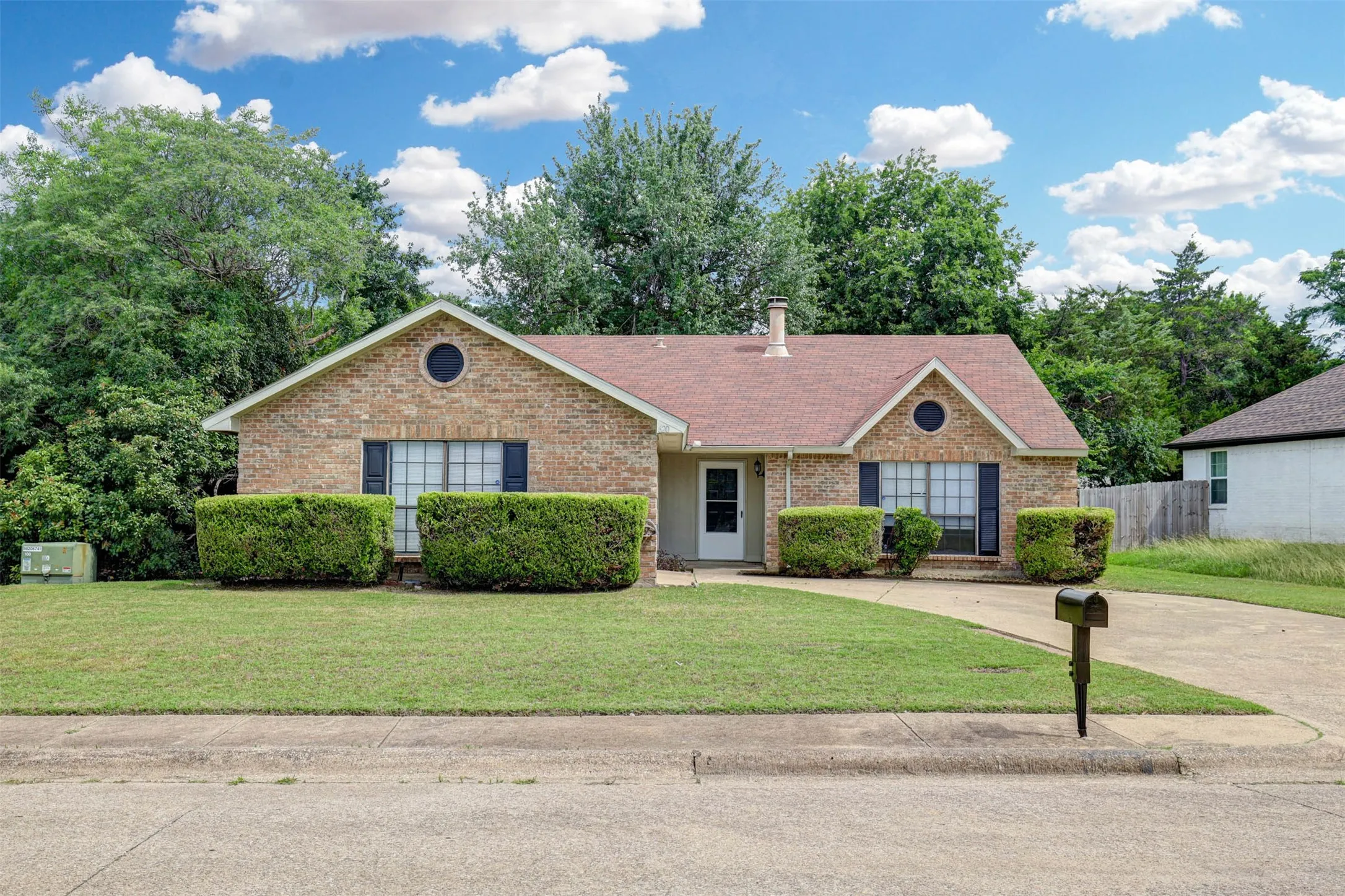 Single Family Residence For Sale in Dallas County , 620 Nora Lane, De Soto, Texas 75115, 3 Bedroom, 2 Bathroom, 2 Garage spaces, 1,837 Sqft, built in 1983, mls#21293338, Real Estate Agent in De Soto, Homes For Sale in Dallas county, Homes For Sale in De Soto, Realtor in De Soto Texas, Real Estate Brokerage Independent Realty Texas, Luminita Cordes Realtor