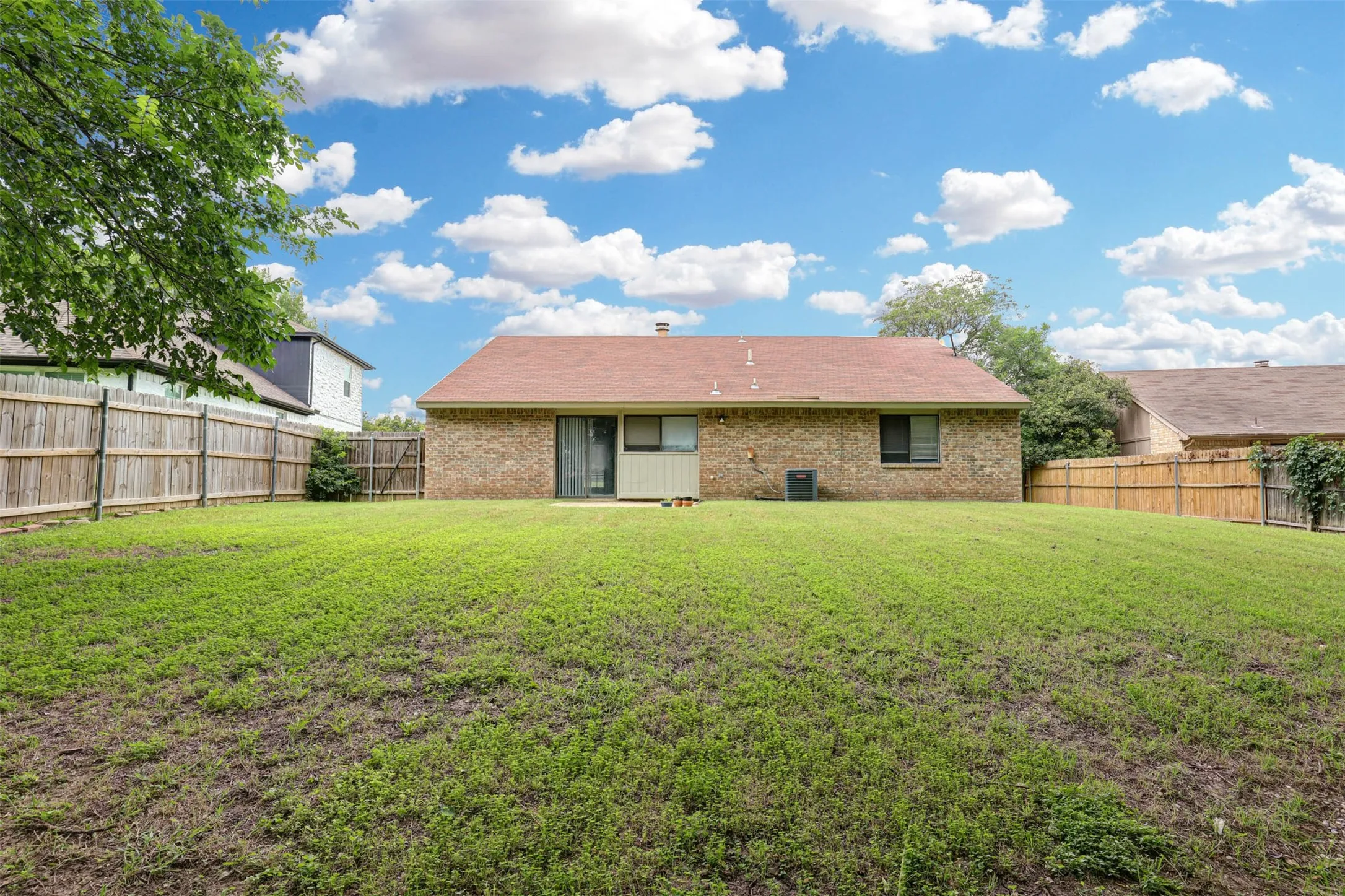 Single Family Residence For Sale in Dallas County , 620 Nora Lane, De Soto, Texas 75115, 3 Bedroom, 2 Bathroom, 2 Garage spaces, 1,837 Sqft, built in 1983, mls#21293338, Real Estate Agent in De Soto, Homes For Sale in Dallas county, Homes For Sale in De Soto, Realtor in De Soto Texas, Real Estate Brokerage Independent Realty Texas, Luminita Cordes Realtor