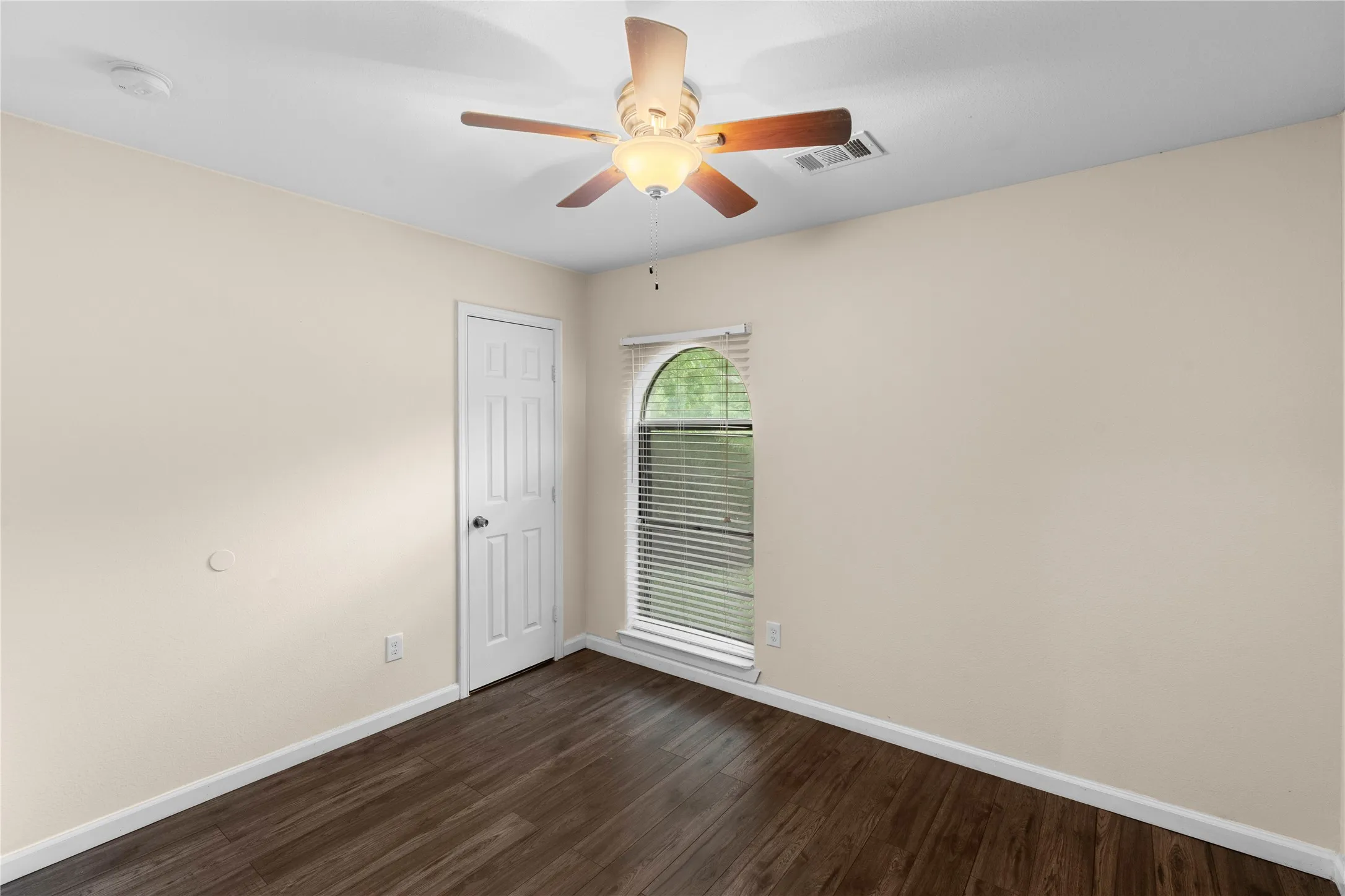 Single Family Residence For Sale in Dallas County , 1121 Sam Houston Drive, Garland, Texas 75042, 4 Bedroom, 3 Bathroom, Garage spaces, 1,798 Sqft, built in 1971, mls#21295989, Real Estate Agent in Garland, Homes For Sale in Dallas county, Homes For Sale in Garland, Realtor in Garland Texas, Real Estate Brokerage Independent Realty Texas, Luminita Cordes Realtor