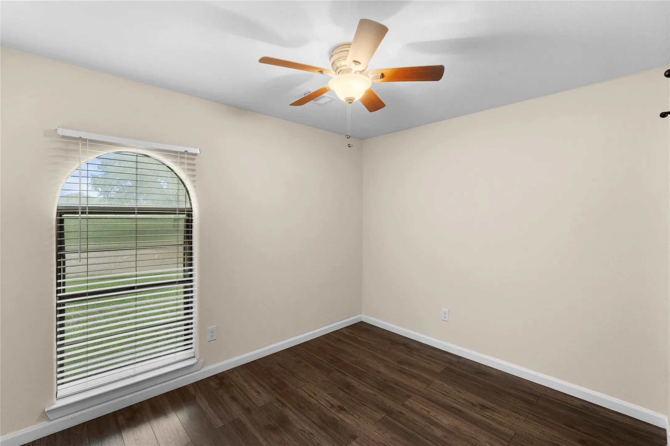 Single Family Residence For Sale in Dallas County , 1121 Sam Houston Drive, Garland, Texas 75042, 4 Bedroom, 3 Bathroom, Garage spaces, 1,798 Sqft, built in 1971, mls#21295989, Real Estate Agent in Garland, Homes For Sale in Dallas county, Homes For Sale in Garland, Realtor in Garland Texas, Real Estate Brokerage Independent Realty Texas, Luminita Cordes Realtor