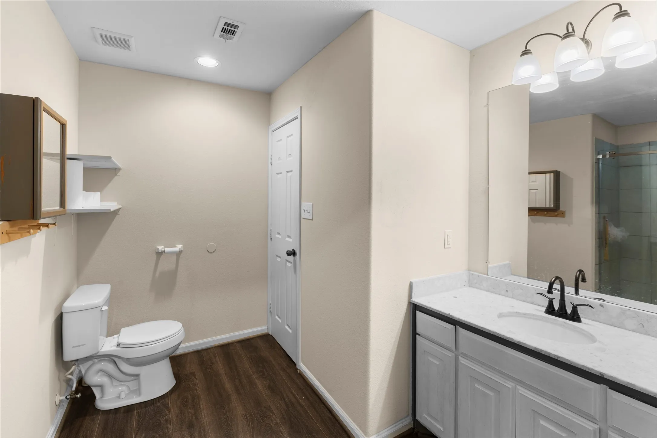 Single Family Residence For Sale in Dallas County , 1121 Sam Houston Drive, Garland, Texas 75042, 4 Bedroom, 3 Bathroom, Garage spaces, 1,798 Sqft, built in 1971, mls#21295989, Real Estate Agent in Garland, Homes For Sale in Dallas county, Homes For Sale in Garland, Realtor in Garland Texas, Real Estate Brokerage Independent Realty Texas, Luminita Cordes Realtor