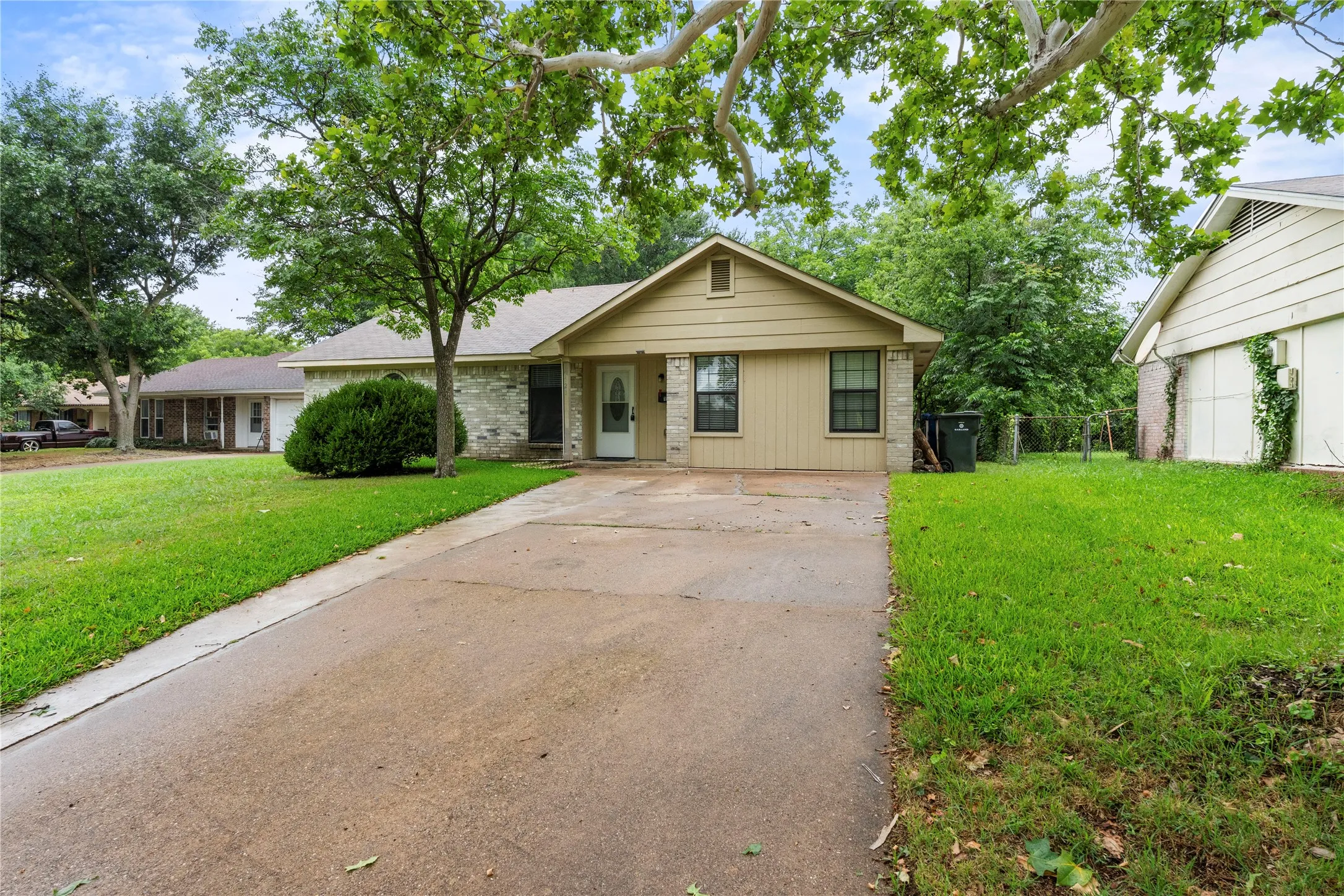 Single Family Residence For Sale in Dallas County , 1121 Sam Houston Drive, Garland, Texas 75042, 4 Bedroom, 3 Bathroom, Garage spaces, 1,798 Sqft, built in 1971, mls#21295989, Real Estate Agent in Garland, Homes For Sale in Dallas county, Homes For Sale in Garland, Realtor in Garland Texas, Real Estate Brokerage Independent Realty Texas, Luminita Cordes Realtor