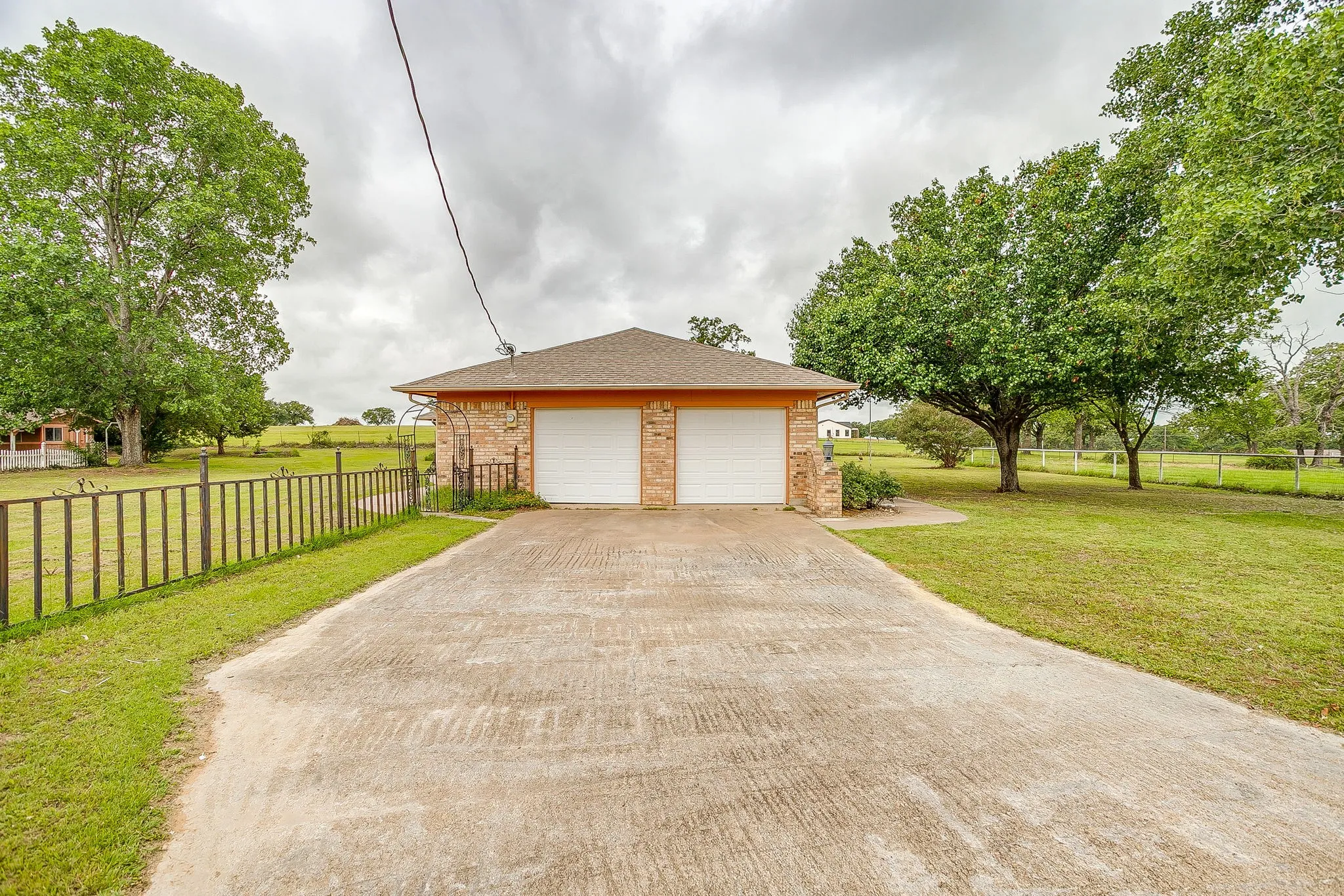 Farm For Sale in Hill County , 1288 Fm 67, Covington, Texas 76636, 3 Bedrooms, 2 Bathrooms, 2 Garage spaces, 1,680 Sqft, built in 1984, Price $549,900, mls#21296331, Real Estate Agent in Covington, Homes For Sale in Hill county, Homes For Sale in Covington, Realtor in Covington Texas, Real Estate Brokerage Independent Realty Texas, Luminita Cordes Realtor