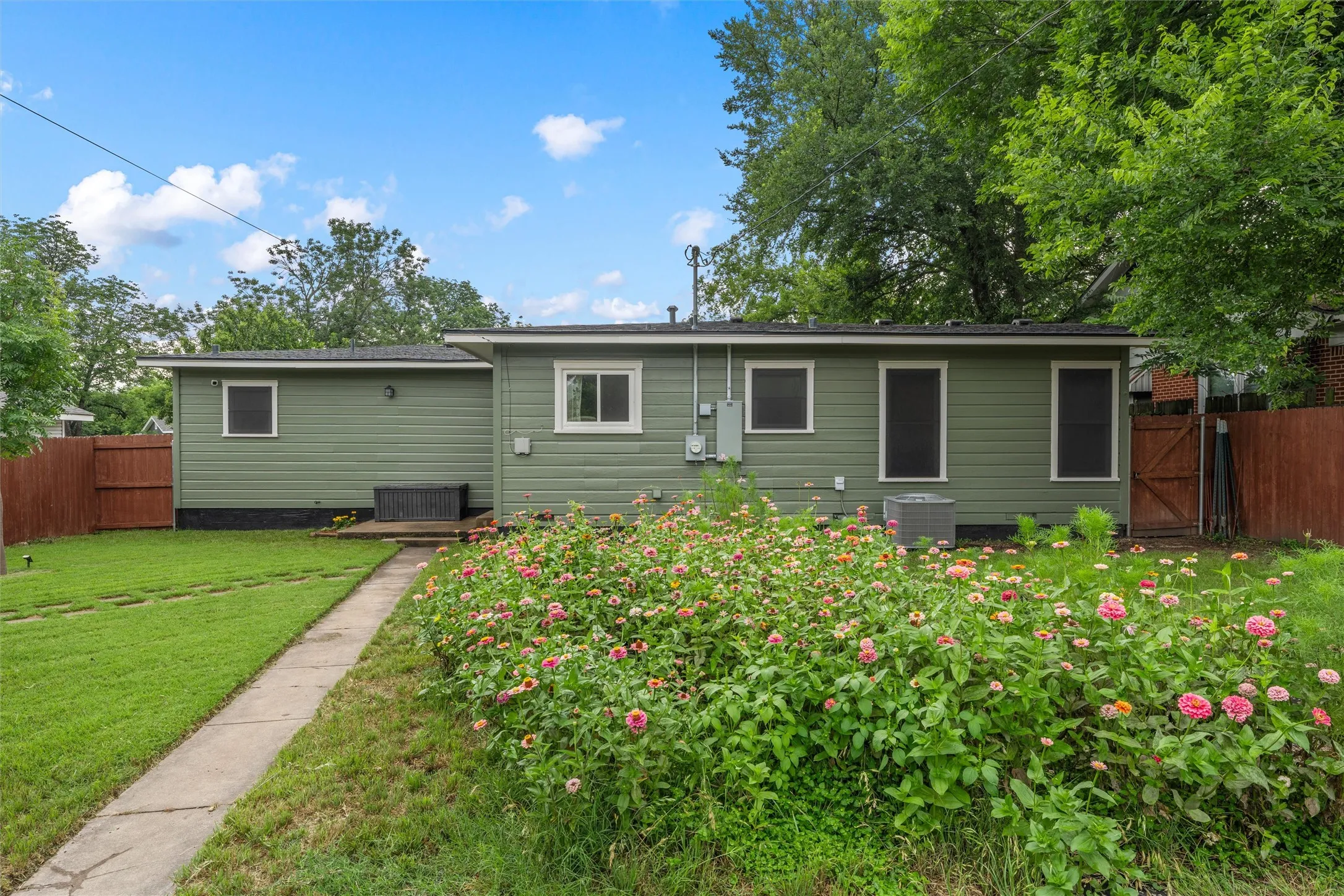 Single Family Residence For Sale in Mc Lennan County , 3709 Parkwood Street, Waco, Texas 76710, 3 Bedroom, 2 Bathroom, Garage spaces, 1,529 Sqft, built in 1950, mls#21296123, Real Estate Agent in Waco, Homes For Sale in Mc Lennan county, Homes For Sale in Waco, Realtor in Waco Texas, Real Estate Brokerage Independent Realty Texas, Luminita Cordes Realtor