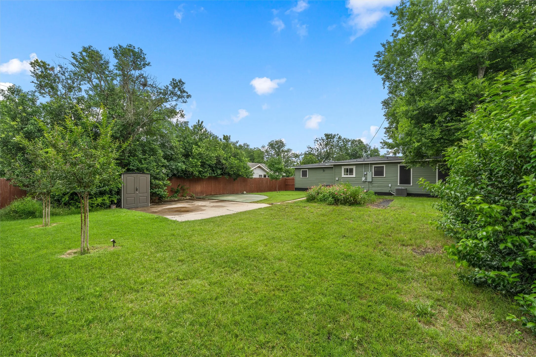 Single Family Residence For Sale in Mc Lennan County , 3709 Parkwood Street, Waco, Texas 76710, 3 Bedroom, 2 Bathroom, Garage spaces, 1,529 Sqft, built in 1950, mls#21296123, Real Estate Agent in Waco, Homes For Sale in Mc Lennan county, Homes For Sale in Waco, Realtor in Waco Texas, Real Estate Brokerage Independent Realty Texas, Luminita Cordes Realtor