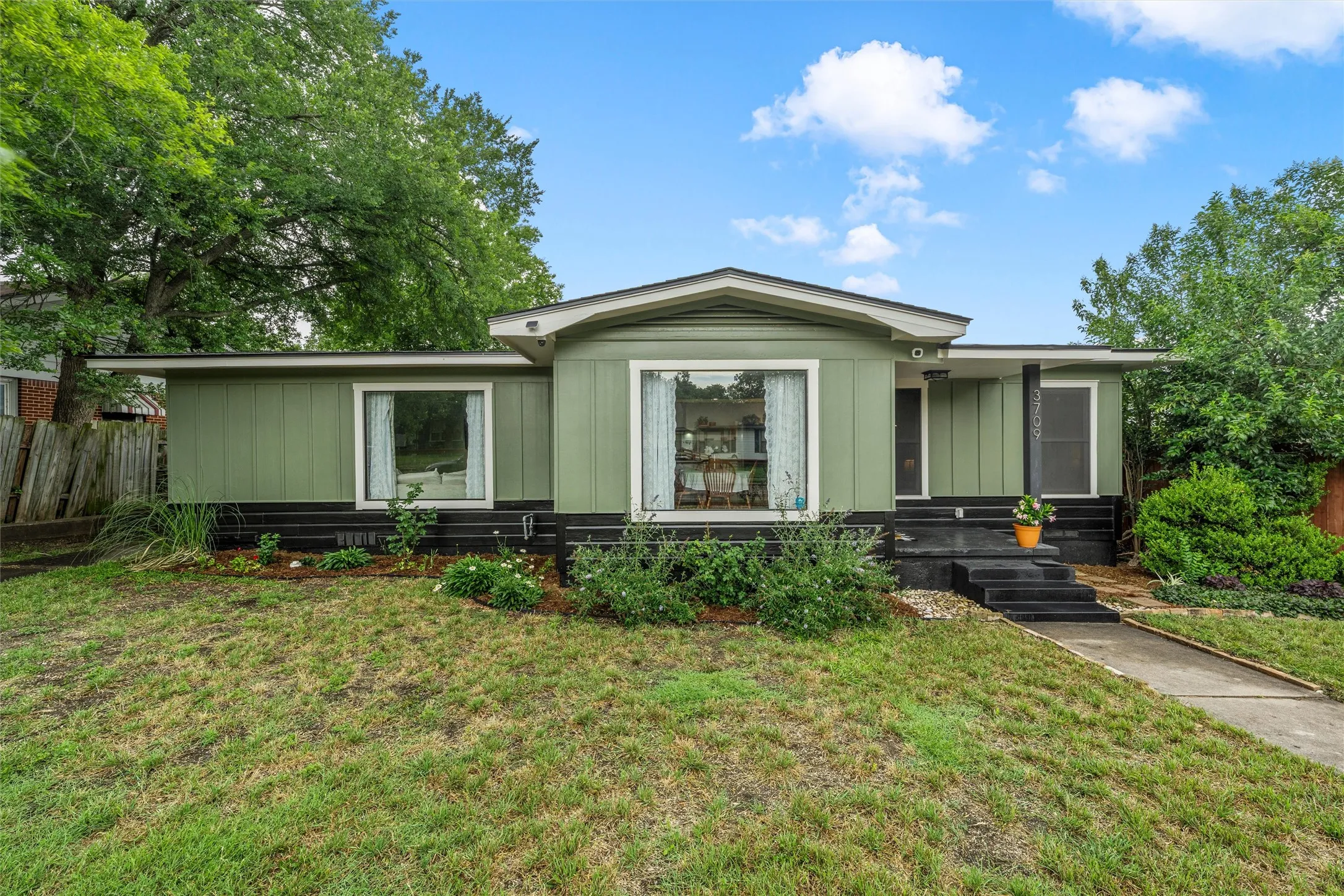 Single Family Residence For Sale in Mc Lennan County , 3709 Parkwood Street, Waco, Texas 76710, 3 Bedroom, 2 Bathroom, Garage spaces, 1,529 Sqft, built in 1950, mls#21296123, Real Estate Agent in Waco, Homes For Sale in Mc Lennan county, Homes For Sale in Waco, Realtor in Waco Texas, Real Estate Brokerage Independent Realty Texas, Luminita Cordes Realtor