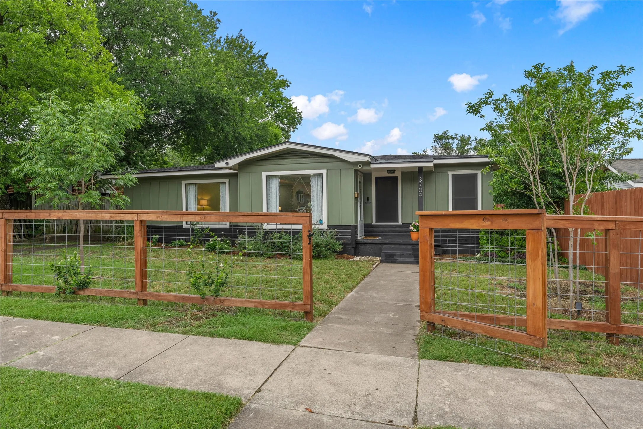 Single Family Residence For Sale in Mc Lennan County , 3709 Parkwood Street, Waco, Texas 76710, 3 Bedroom, 2 Bathroom, Garage spaces, 1,529 Sqft, built in 1950, mls#21296123, Real Estate Agent in Waco, Homes For Sale in Mc Lennan county, Homes For Sale in Waco, Realtor in Waco Texas, Real Estate Brokerage Independent Realty Texas, Luminita Cordes Realtor