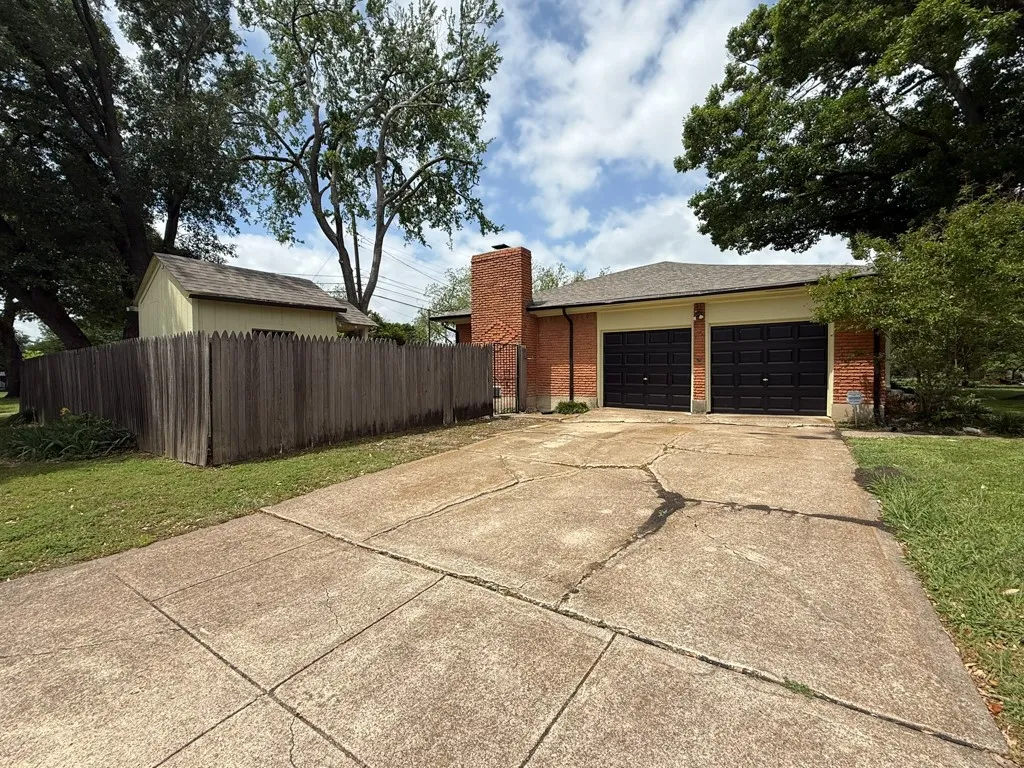 Single Family Residence For Sale in Dallas County , 2424 Dorrington Drive, Dallas, Texas 75228, 2 Bedroom, 2 Bathroom, 2 Garage spaces, 1,428 Sqft, built in 1959, mls#21287516, Real Estate Agent in Dallas, Homes For Sale in Dallas county, Homes For Sale in Dallas, Realtor in Dallas Texas, Real Estate Brokerage Independent Realty Texas, Luminita Cordes Realtor