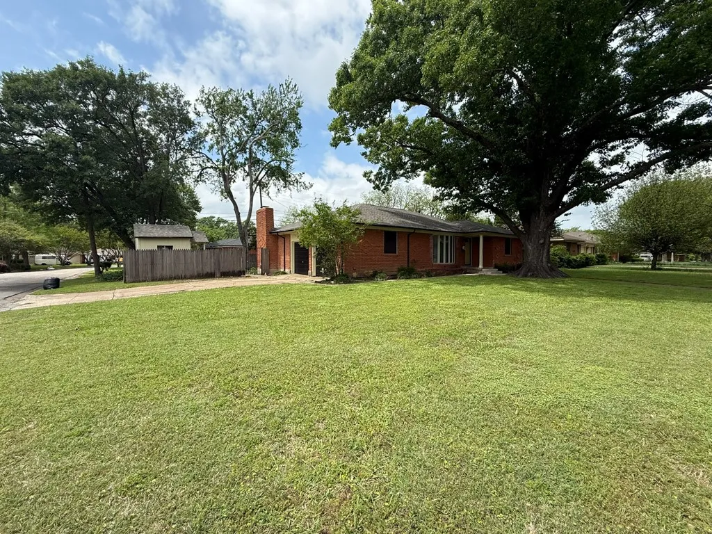 Single Family Residence For Sale in Dallas County , 2424 Dorrington Drive, Dallas, Texas 75228, 2 Bedroom, 2 Bathroom, 2 Garage spaces, 1,428 Sqft, built in 1959, mls#21287516, Real Estate Agent in Dallas, Homes For Sale in Dallas county, Homes For Sale in Dallas, Realtor in Dallas Texas, Real Estate Brokerage Independent Realty Texas, Luminita Cordes Realtor