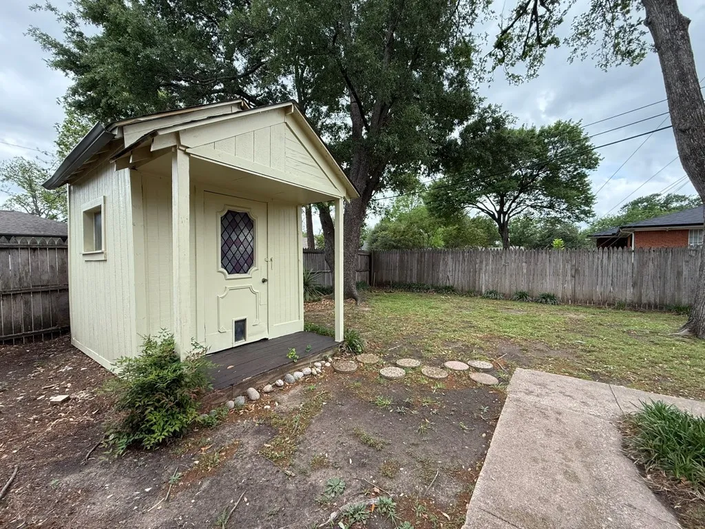 Single Family Residence For Sale in Dallas County , 2424 Dorrington Drive, Dallas, Texas 75228, 2 Bedroom, 2 Bathroom, 2 Garage spaces, 1,428 Sqft, built in 1959, mls#21287516, Real Estate Agent in Dallas, Homes For Sale in Dallas county, Homes For Sale in Dallas, Realtor in Dallas Texas, Real Estate Brokerage Independent Realty Texas, Luminita Cordes Realtor