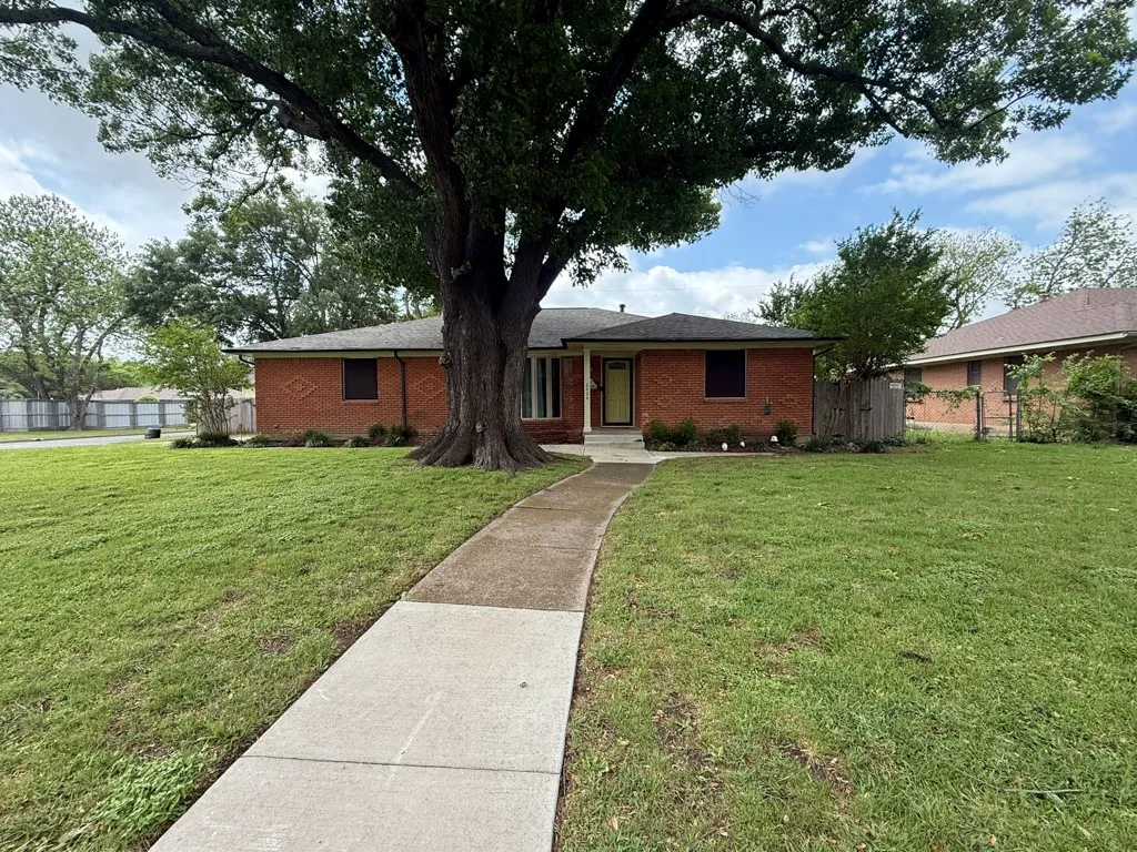 Single Family Residence For Sale in Dallas County , 2424 Dorrington Drive, Dallas, Texas 75228, 2 Bedroom, 2 Bathroom, 2 Garage spaces, 1,428 Sqft, built in 1959, mls#21287516, Real Estate Agent in Dallas, Homes For Sale in Dallas county, Homes For Sale in Dallas, Realtor in Dallas Texas, Real Estate Brokerage Independent Realty Texas, Luminita Cordes Realtor