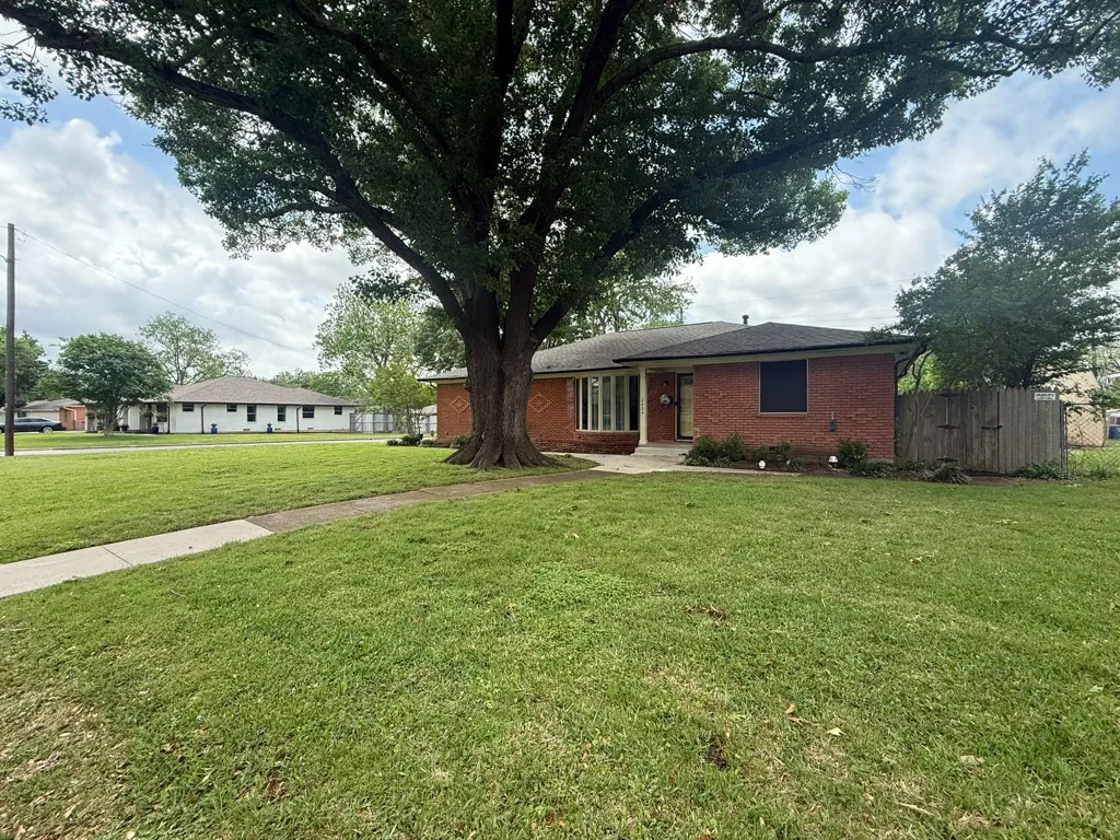 Single Family Residence For Sale in Dallas County , 2424 Dorrington Drive, Dallas, Texas 75228, 2 Bedroom, 2 Bathroom, 2 Garage spaces, 1,428 Sqft, built in 1959, mls#21287516, Real Estate Agent in Dallas, Homes For Sale in Dallas county, Homes For Sale in Dallas, Realtor in Dallas Texas, Real Estate Brokerage Independent Realty Texas, Luminita Cordes Realtor