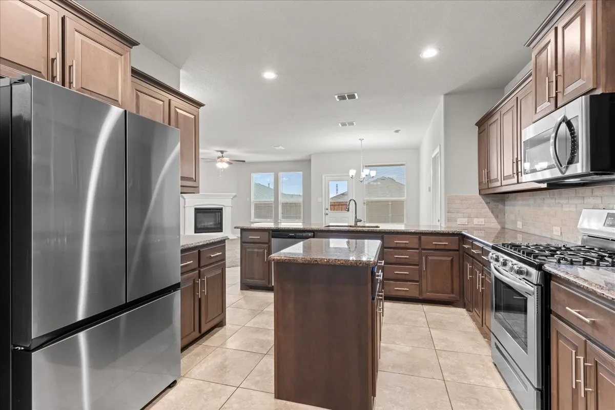 Single Family Residence For Sale in Tarrant County , 1117 Scotney Lane, Saginaw, Texas 76131, 4 Bedroom, 3 Bathroom, 3 Garage spaces, 2,283 Sqft, built in 2018, mls#21296421, Real Estate Agent in Saginaw, Homes For Sale in Tarrant county, Homes For Sale in Saginaw, Realtor in Saginaw Texas, Real Estate Brokerage Independent Realty Texas, Luminita Cordes Realtor