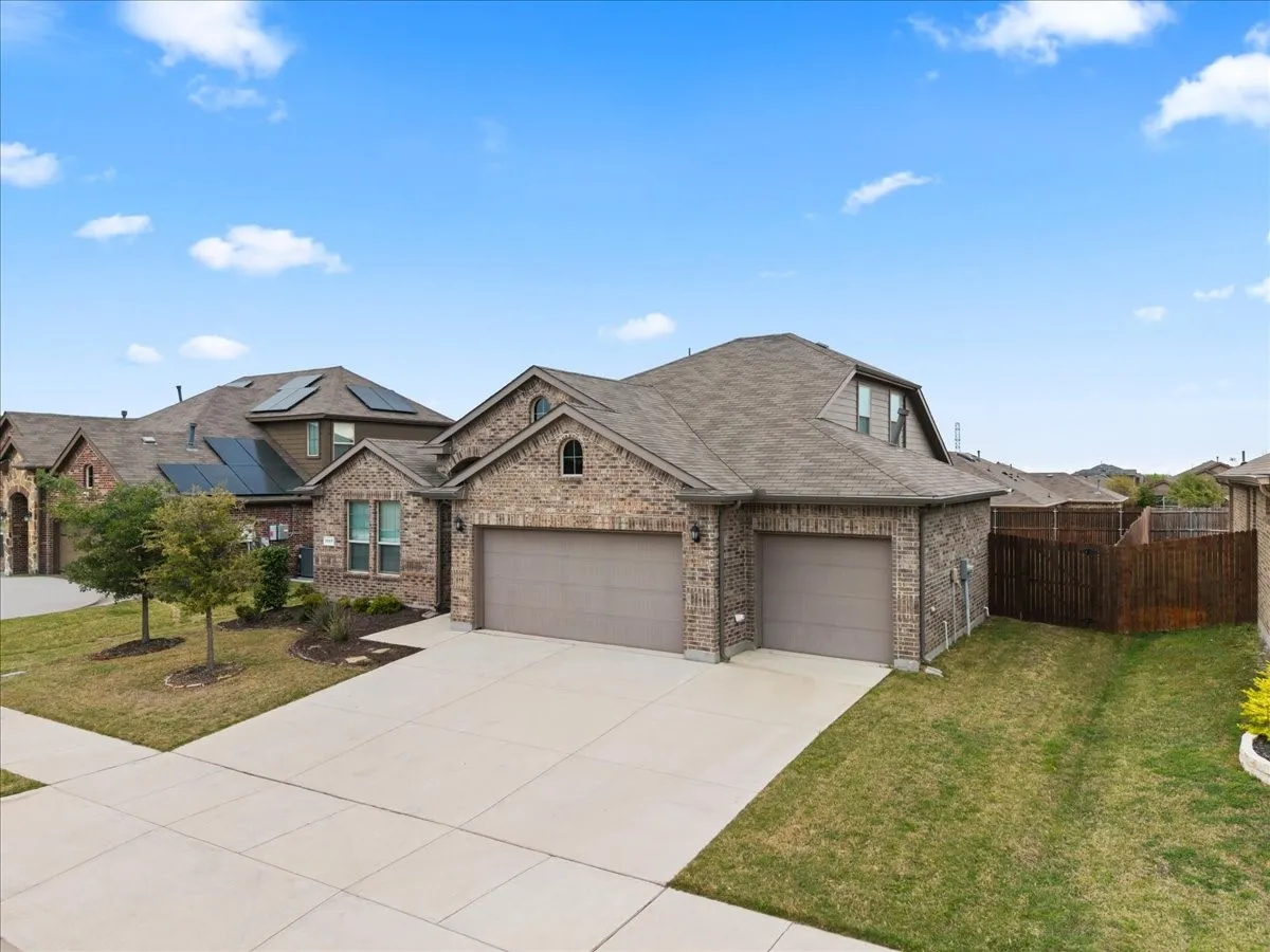 Single Family Residence For Sale in Tarrant County , 1117 Scotney Lane, Saginaw, Texas 76131, 4 Bedroom, 3 Bathroom, 3 Garage spaces, 2,283 Sqft, built in 2018, mls#21296421, Real Estate Agent in Saginaw, Homes For Sale in Tarrant county, Homes For Sale in Saginaw, Realtor in Saginaw Texas, Real Estate Brokerage Independent Realty Texas, Luminita Cordes Realtor