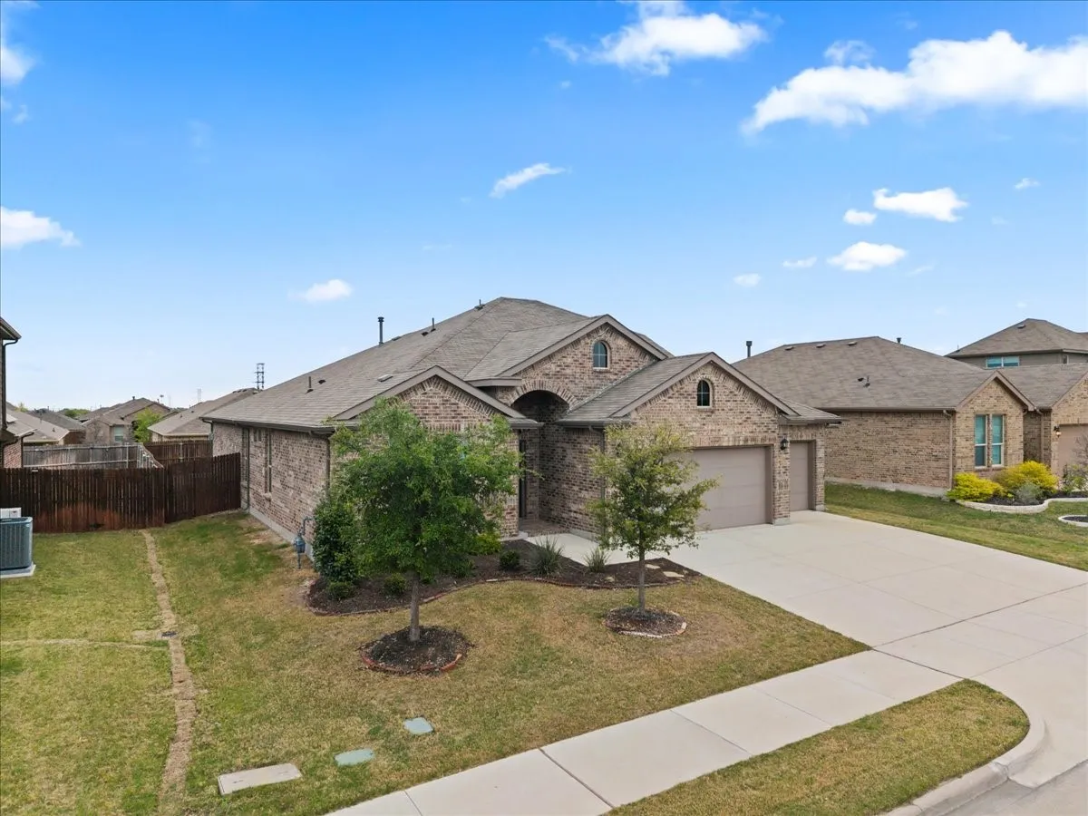 Single Family Residence For Sale in Tarrant County , 1117 Scotney Lane, Saginaw, Texas 76131, 4 Bedroom, 3 Bathroom, 3 Garage spaces, 2,283 Sqft, built in 2018, mls#21296421, Real Estate Agent in Saginaw, Homes For Sale in Tarrant county, Homes For Sale in Saginaw, Realtor in Saginaw Texas, Real Estate Brokerage Independent Realty Texas, Luminita Cordes Realtor
