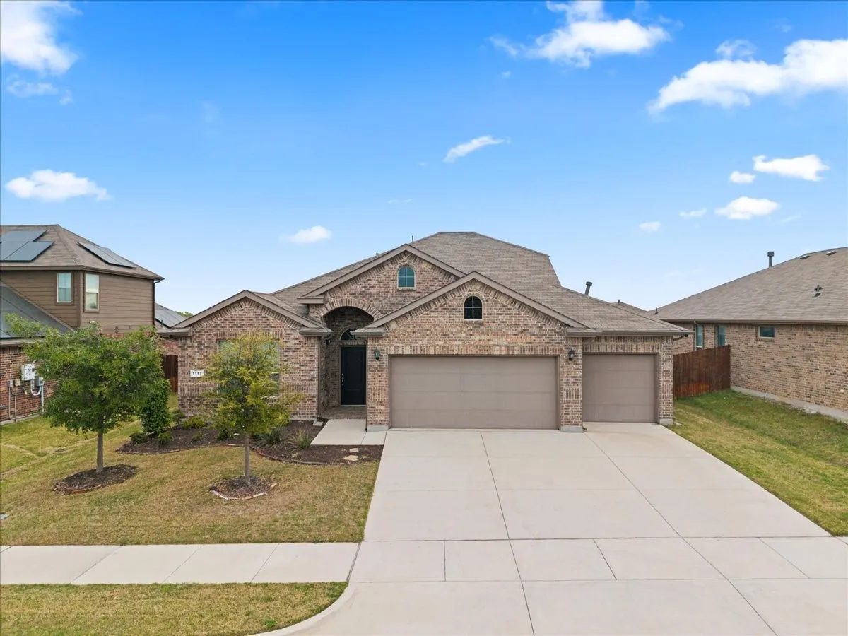 Single Family Residence For Sale in Tarrant County , 1117 Scotney Lane, Saginaw, Texas 76131, 4 Bedroom, 3 Bathroom, 3 Garage spaces, 2,283 Sqft, built in 2018, mls#21296421, Real Estate Agent in Saginaw, Homes For Sale in Tarrant county, Homes For Sale in Saginaw, Realtor in Saginaw Texas, Real Estate Brokerage Independent Realty Texas, Luminita Cordes Realtor