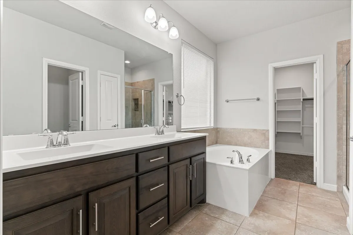 Single Family Residence For Sale in Tarrant County , 1117 Scotney Lane, Saginaw, Texas 76131, 4 Bedroom, 3 Bathroom, 3 Garage spaces, 2,283 Sqft, built in 2018, mls#21296421, Real Estate Agent in Saginaw, Homes For Sale in Tarrant county, Homes For Sale in Saginaw, Realtor in Saginaw Texas, Real Estate Brokerage Independent Realty Texas, Luminita Cordes Realtor