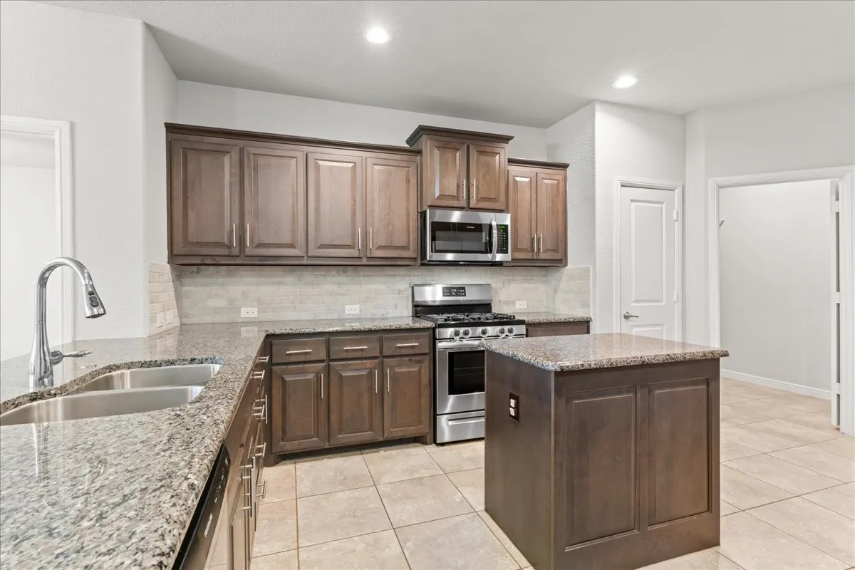 Single Family Residence For Sale in Tarrant County , 1117 Scotney Lane, Saginaw, Texas 76131, 4 Bedroom, 3 Bathroom, 3 Garage spaces, 2,283 Sqft, built in 2018, mls#21296421, Real Estate Agent in Saginaw, Homes For Sale in Tarrant county, Homes For Sale in Saginaw, Realtor in Saginaw Texas, Real Estate Brokerage Independent Realty Texas, Luminita Cordes Realtor