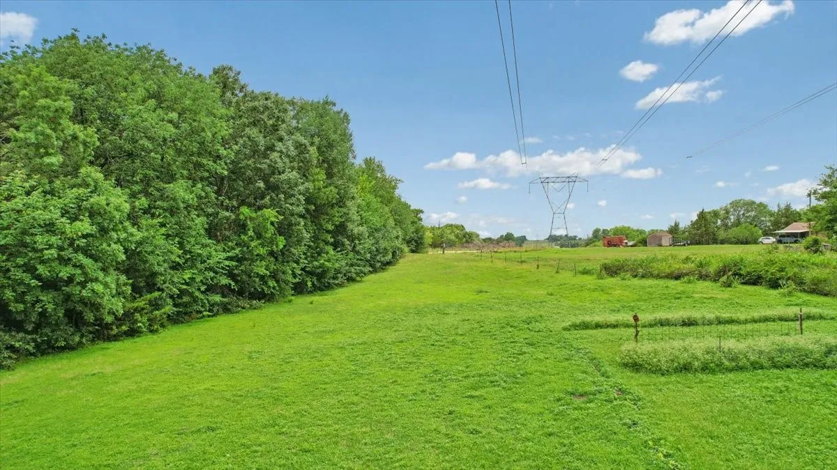 Single Family Residence For Sale in Grayson County , 1250 Garrett Road, Whitewright, Texas 75491, 3 Bedroom, 1 Bathroom, 2 Garage spaces, 1,748 Sqft, built in 1960, mls#21295346, Real Estate Agent in Whitewright, Homes For Sale in Grayson county, Homes For Sale in Whitewright, Realtor in Whitewright Texas, Real Estate Brokerage Independent Realty Texas, Luminita Cordes Realtor