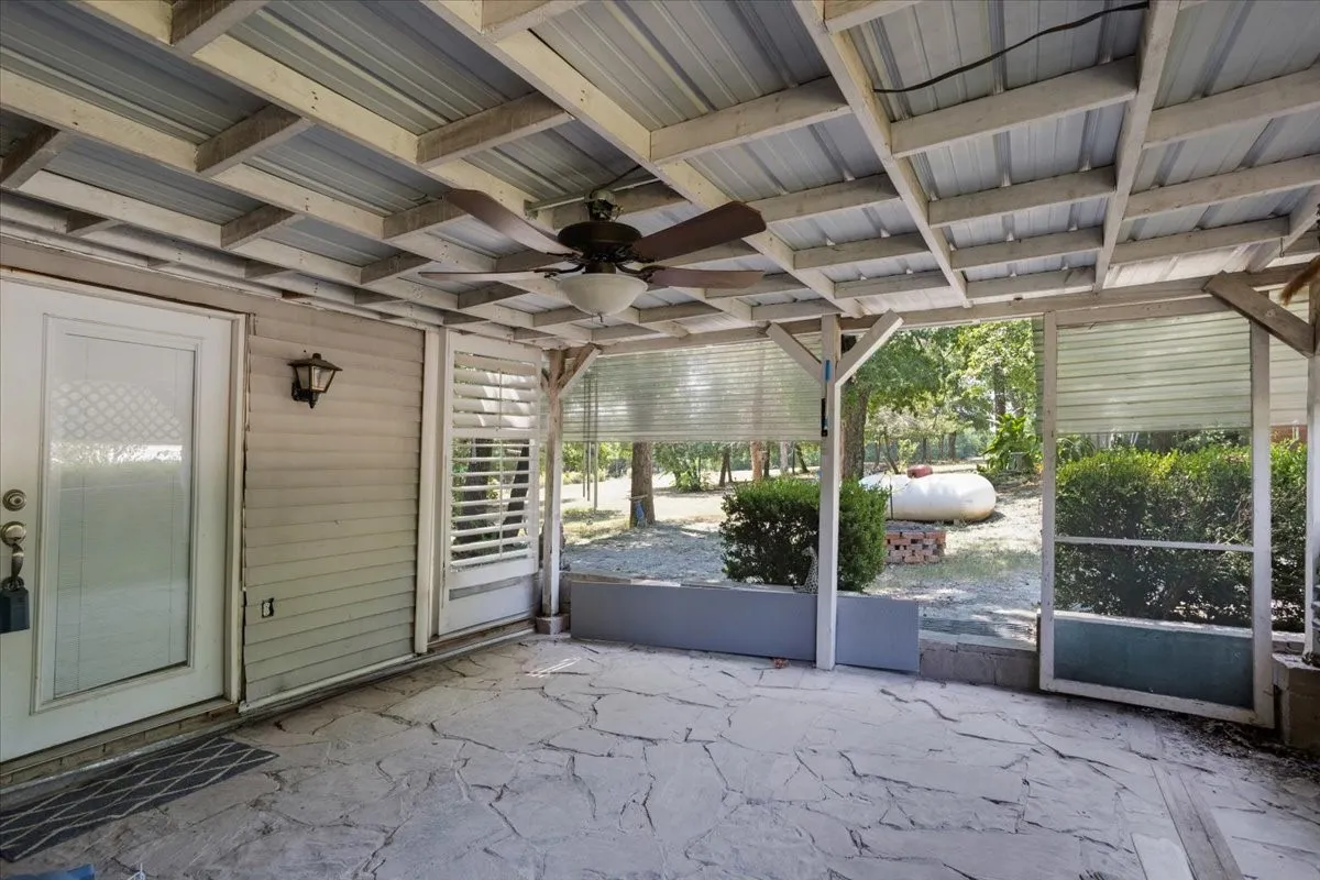 Single Family Residence For Sale in Grayson County , 1250 Garrett Road, Whitewright, Texas 75491, 3 Bedroom, 1 Bathroom, 2 Garage spaces, 1,748 Sqft, built in 1960, mls#21295346, Real Estate Agent in Whitewright, Homes For Sale in Grayson county, Homes For Sale in Whitewright, Realtor in Whitewright Texas, Real Estate Brokerage Independent Realty Texas, Luminita Cordes Realtor
