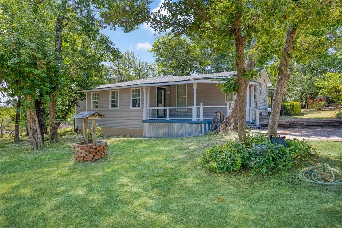 Single Family Residence For Sale in Grayson County , 1250 Garrett Road, Whitewright, Texas 75491, 3 Bedroom, 1 Bathroom, 2 Garage spaces, 1,748 Sqft, built in 1960, mls#21295346, Real Estate Agent in Whitewright, Homes For Sale in Grayson county, Homes For Sale in Whitewright, Realtor in Whitewright Texas, Real Estate Brokerage Independent Realty Texas, Luminita Cordes Realtor