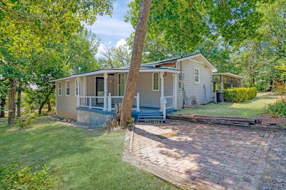 Single Family Residence For Sale in Grayson County , 1250 Garrett Road, Whitewright, Texas 75491, 3 Bedroom, 1 Bathroom, 2 Garage spaces, 1,748 Sqft, built in 1960, mls#21295346, Real Estate Agent in Whitewright, Homes For Sale in Grayson county, Homes For Sale in Whitewright, Realtor in Whitewright Texas, Real Estate Brokerage Independent Realty Texas, Luminita Cordes Realtor