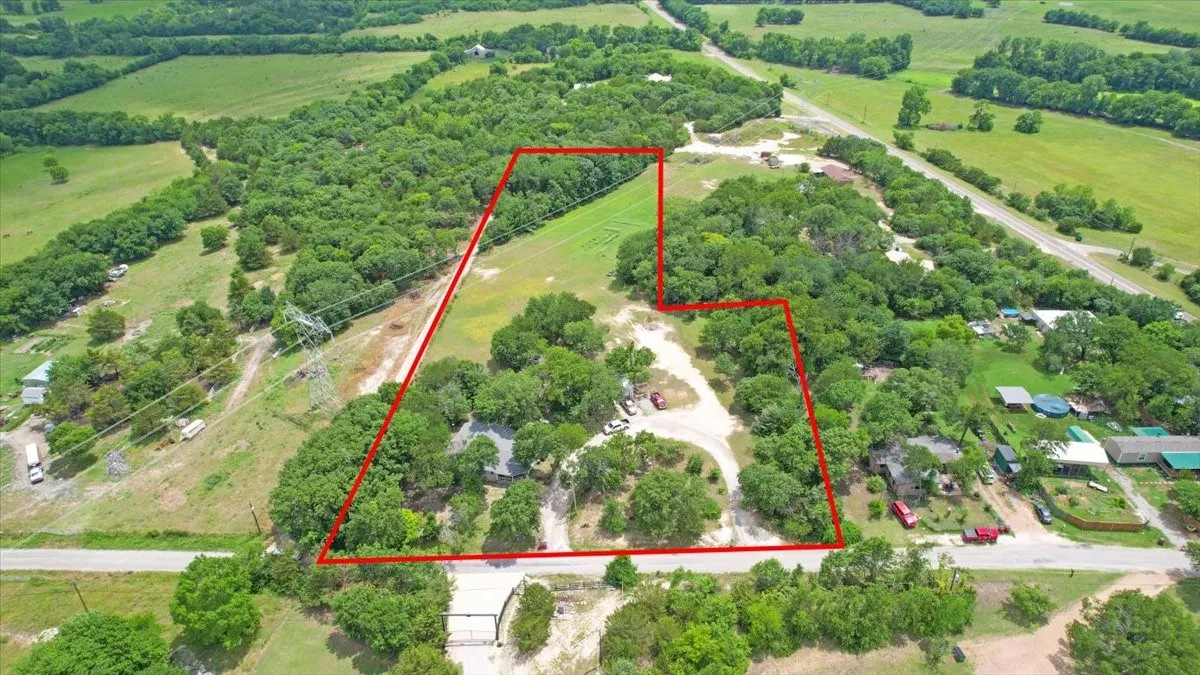 Single Family Residence For Sale in Grayson County , 1250 Garrett Road, Whitewright, Texas 75491, 3 Bedroom, 1 Bathroom, 2 Garage spaces, 1,748 Sqft, built in 1960, mls#21295346, Real Estate Agent in Whitewright, Homes For Sale in Grayson county, Homes For Sale in Whitewright, Realtor in Whitewright Texas, Real Estate Brokerage Independent Realty Texas, Luminita Cordes Realtor