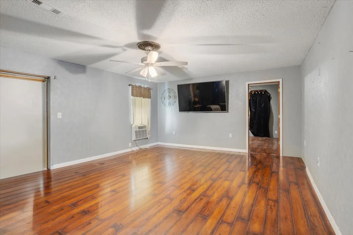 Single Family Residence For Sale in Grayson County , 1250 Garrett Road, Whitewright, Texas 75491, 3 Bedroom, 1 Bathroom, 2 Garage spaces, 1,748 Sqft, built in 1960, mls#21295346, Real Estate Agent in Whitewright, Homes For Sale in Grayson county, Homes For Sale in Whitewright, Realtor in Whitewright Texas, Real Estate Brokerage Independent Realty Texas, Luminita Cordes Realtor