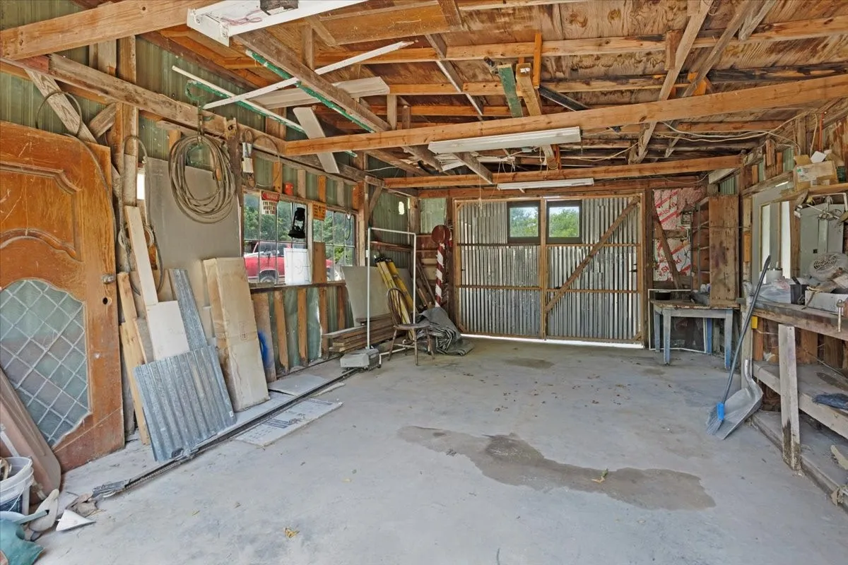 Single Family Residence For Sale in Grayson County , 1250 Garrett Road, Whitewright, Texas 75491, 3 Bedroom, 1 Bathroom, 2 Garage spaces, 1,748 Sqft, built in 1960, mls#21295346, Real Estate Agent in Whitewright, Homes For Sale in Grayson county, Homes For Sale in Whitewright, Realtor in Whitewright Texas, Real Estate Brokerage Independent Realty Texas, Luminita Cordes Realtor