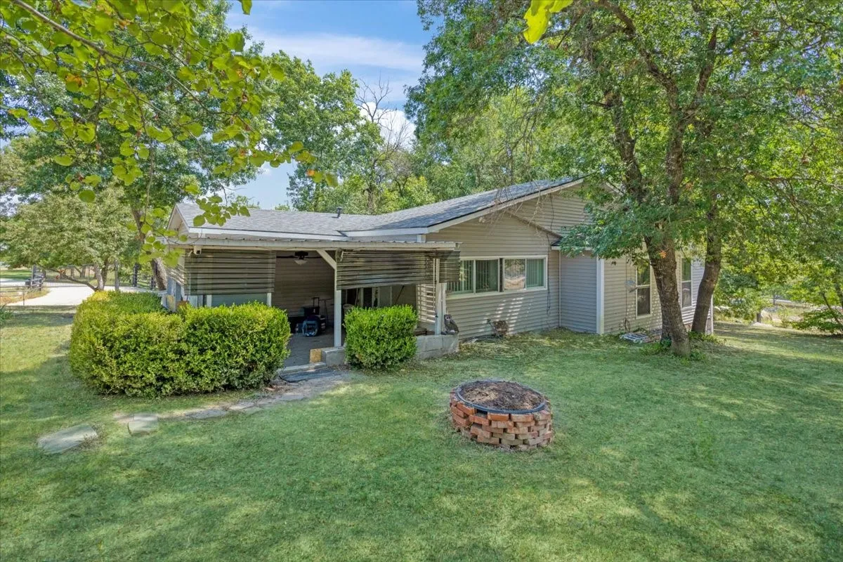 Single Family Residence For Sale in Grayson County , 1250 Garrett Road, Whitewright, Texas 75491, 3 Bedroom, 1 Bathroom, 2 Garage spaces, 1,748 Sqft, built in 1960, mls#21295346, Real Estate Agent in Whitewright, Homes For Sale in Grayson county, Homes For Sale in Whitewright, Realtor in Whitewright Texas, Real Estate Brokerage Independent Realty Texas, Luminita Cordes Realtor