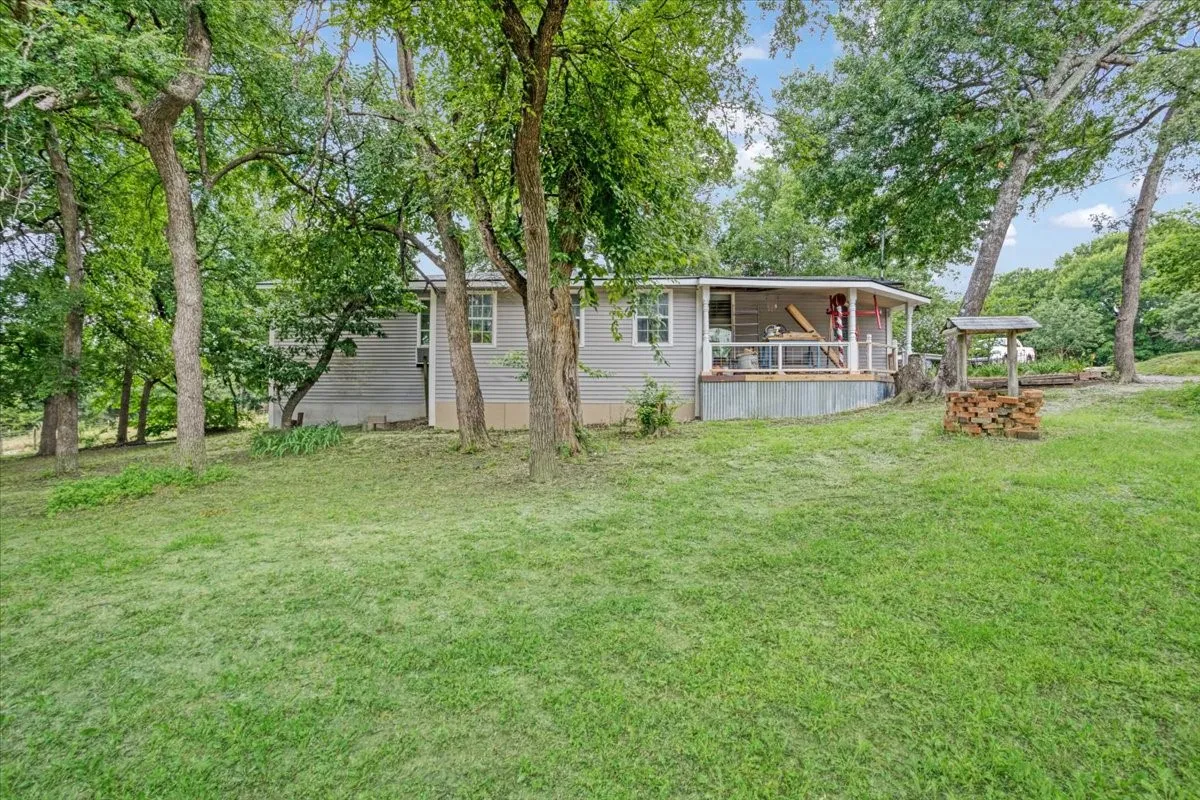 Single Family Residence For Sale in Grayson County , 1250 Garrett Road, Whitewright, Texas 75491, 3 Bedroom, 1 Bathroom, 2 Garage spaces, 1,748 Sqft, built in 1960, mls#21295346, Real Estate Agent in Whitewright, Homes For Sale in Grayson county, Homes For Sale in Whitewright, Realtor in Whitewright Texas, Real Estate Brokerage Independent Realty Texas, Luminita Cordes Realtor