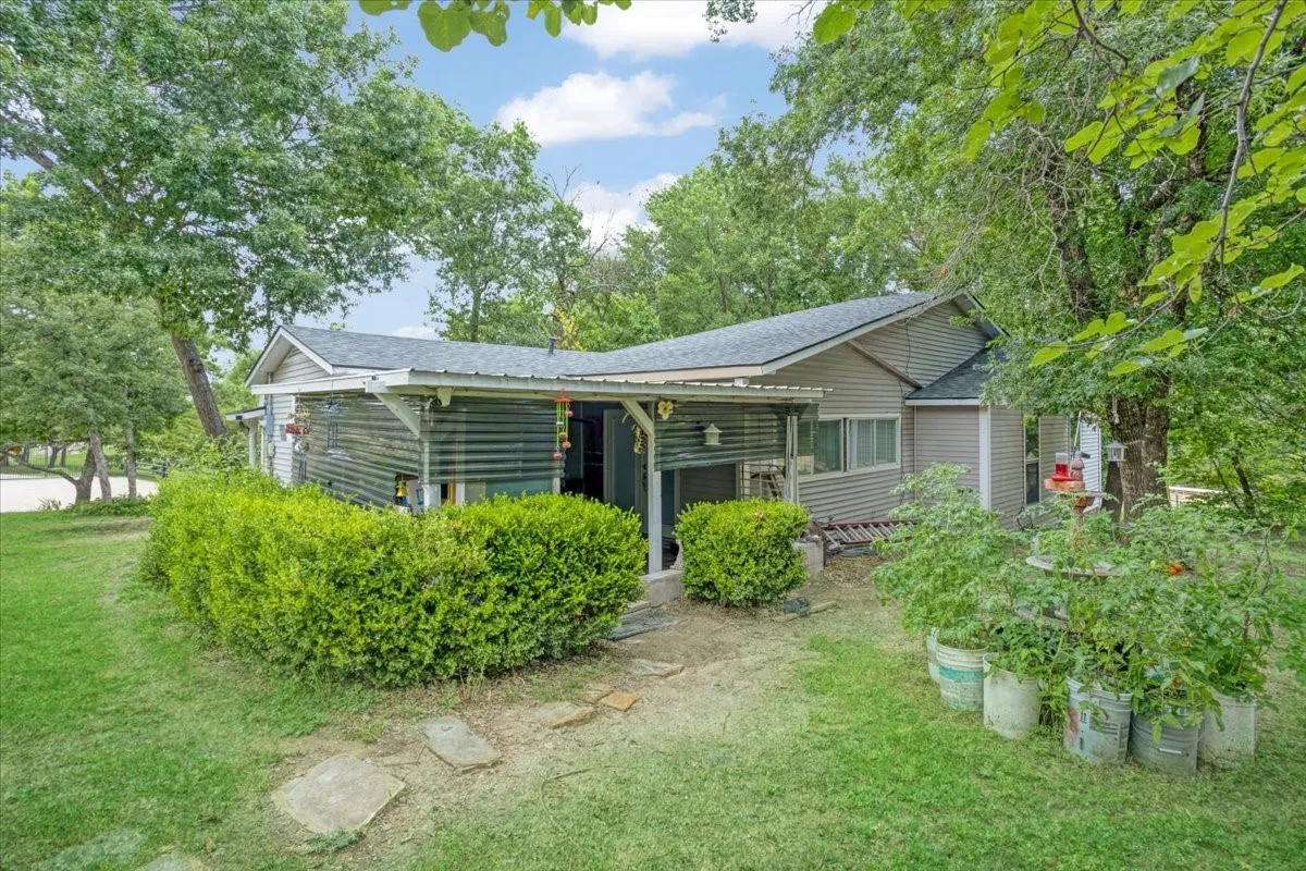 Single Family Residence For Sale in Grayson County , 1250 Garrett Road, Whitewright, Texas 75491, 3 Bedroom, 1 Bathroom, 2 Garage spaces, 1,748 Sqft, built in 1960, mls#21295346, Real Estate Agent in Whitewright, Homes For Sale in Grayson county, Homes For Sale in Whitewright, Realtor in Whitewright Texas, Real Estate Brokerage Independent Realty Texas, Luminita Cordes Realtor