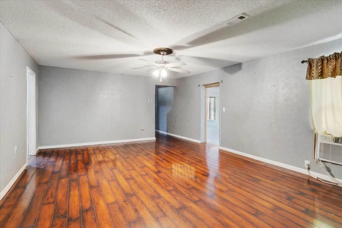 Single Family Residence For Sale in Grayson County , 1250 Garrett Road, Whitewright, Texas 75491, 3 Bedroom, 1 Bathroom, 2 Garage spaces, 1,748 Sqft, built in 1960, mls#21295346, Real Estate Agent in Whitewright, Homes For Sale in Grayson county, Homes For Sale in Whitewright, Realtor in Whitewright Texas, Real Estate Brokerage Independent Realty Texas, Luminita Cordes Realtor
