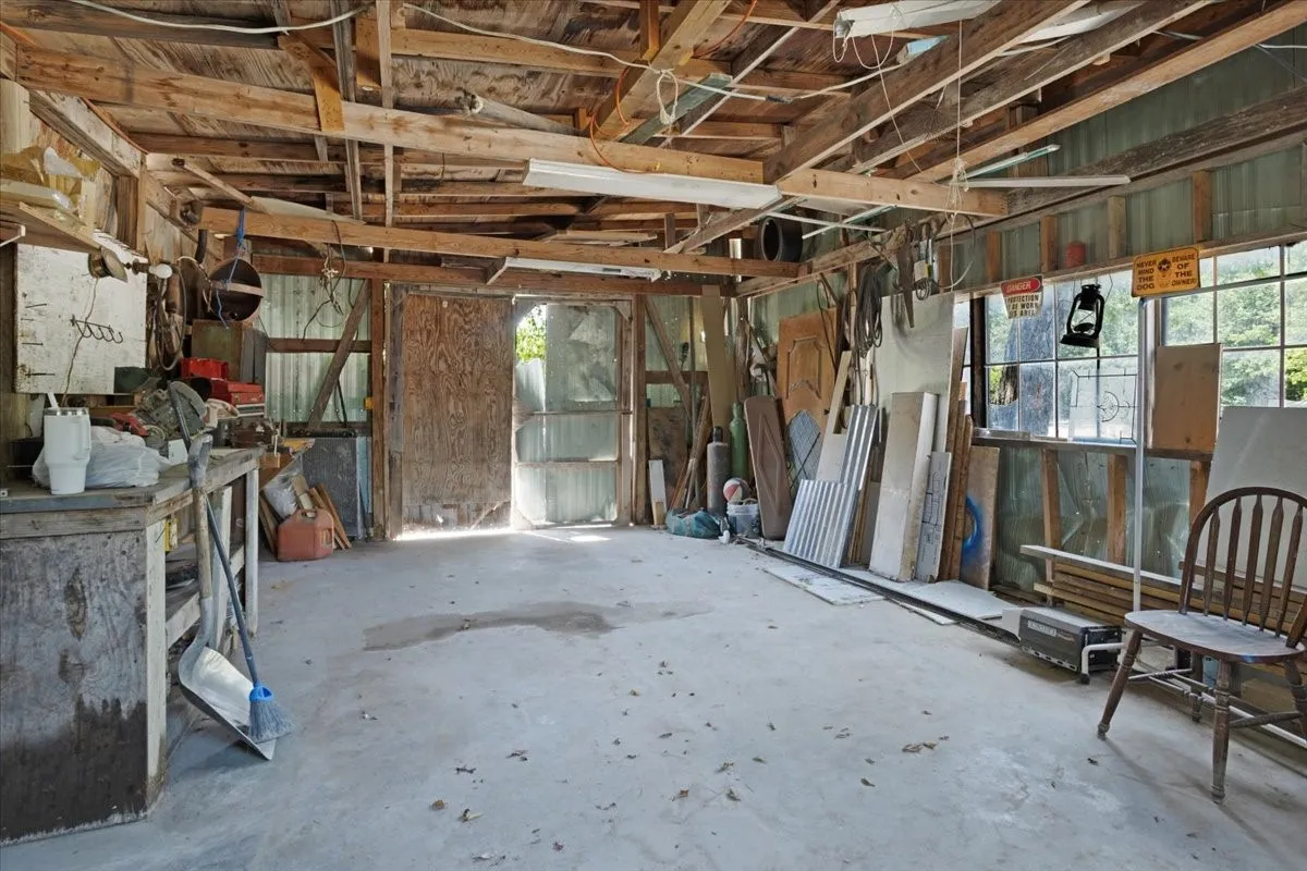 Single Family Residence For Sale in Grayson County , 1250 Garrett Road, Whitewright, Texas 75491, 3 Bedroom, 1 Bathroom, 2 Garage spaces, 1,748 Sqft, built in 1960, mls#21295346, Real Estate Agent in Whitewright, Homes For Sale in Grayson county, Homes For Sale in Whitewright, Realtor in Whitewright Texas, Real Estate Brokerage Independent Realty Texas, Luminita Cordes Realtor