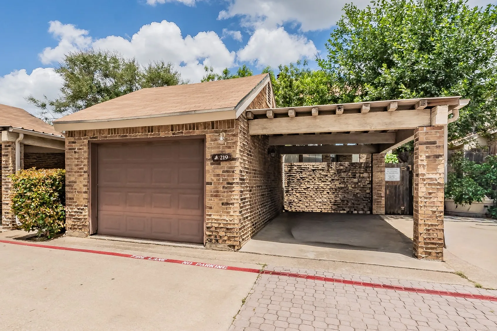 Condominium For Sale in Tarrant County , 219 Shady Lane Drive, Fort Worth, Texas 76112, 3 Bedroom, 3 Bathroom, 1 Garage spaces, 1,526 Sqft, built in 1983, mls#21296234, Real Estate Agent in Fort Worth, Homes For Sale in Tarrant county, Homes For Sale in Fort Worth, Realtor in Fort Worth Texas, Real Estate Brokerage Independent Realty Texas, Luminita Cordes Realtor