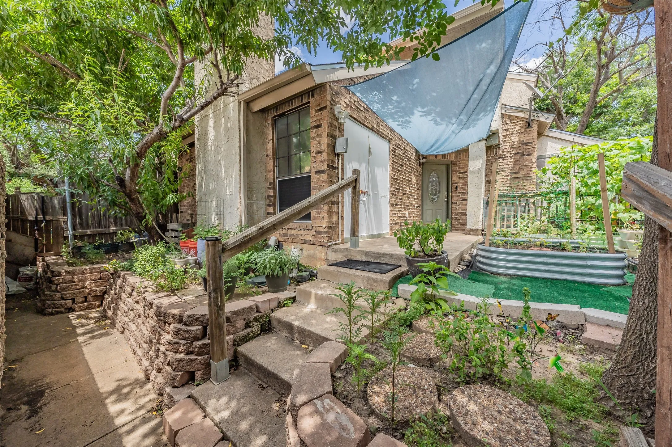 Condominium For Sale in Tarrant County , 219 Shady Lane Drive, Fort Worth, Texas 76112, 3 Bedroom, 3 Bathroom, 1 Garage spaces, 1,526 Sqft, built in 1983, mls#21296234, Real Estate Agent in Fort Worth, Homes For Sale in Tarrant county, Homes For Sale in Fort Worth, Realtor in Fort Worth Texas, Real Estate Brokerage Independent Realty Texas, Luminita Cordes Realtor