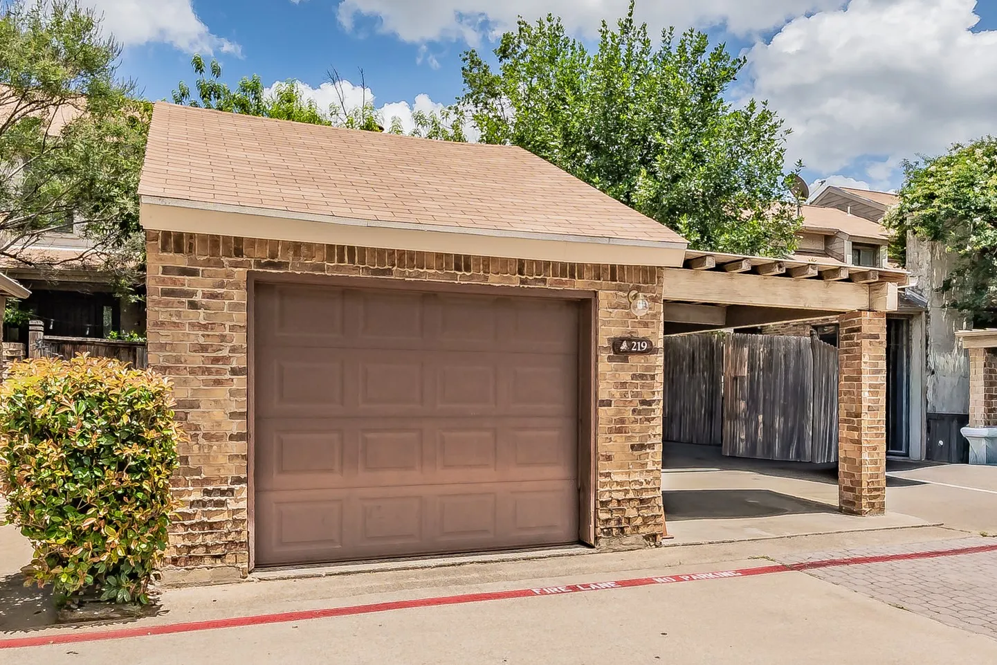 Condominium For Sale in Tarrant County , 219 Shady Lane Drive, Fort Worth, Texas 76112, 3 Bedroom, 3 Bathroom, 1 Garage spaces, 1,526 Sqft, built in 1983, mls#21296234, Real Estate Agent in Fort Worth, Homes For Sale in Tarrant county, Homes For Sale in Fort Worth, Realtor in Fort Worth Texas, Real Estate Brokerage Independent Realty Texas, Luminita Cordes Realtor