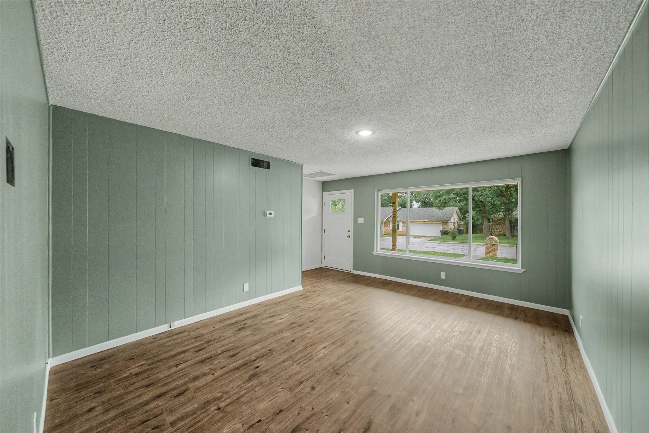 Single Family Residence For Sale in Tarrant County , 805 Stratford Drive, Bedford, Texas 76021, 4 Bedroom, 2 Bathroom, 2 Garage spaces, 2,031 Sqft, built in 1967, mls#21291736, Real Estate Agent in Bedford, Homes For Sale in Tarrant county, Homes For Sale in Bedford, Realtor in Bedford Texas, Real Estate Brokerage Independent Realty Texas, Luminita Cordes Realtor