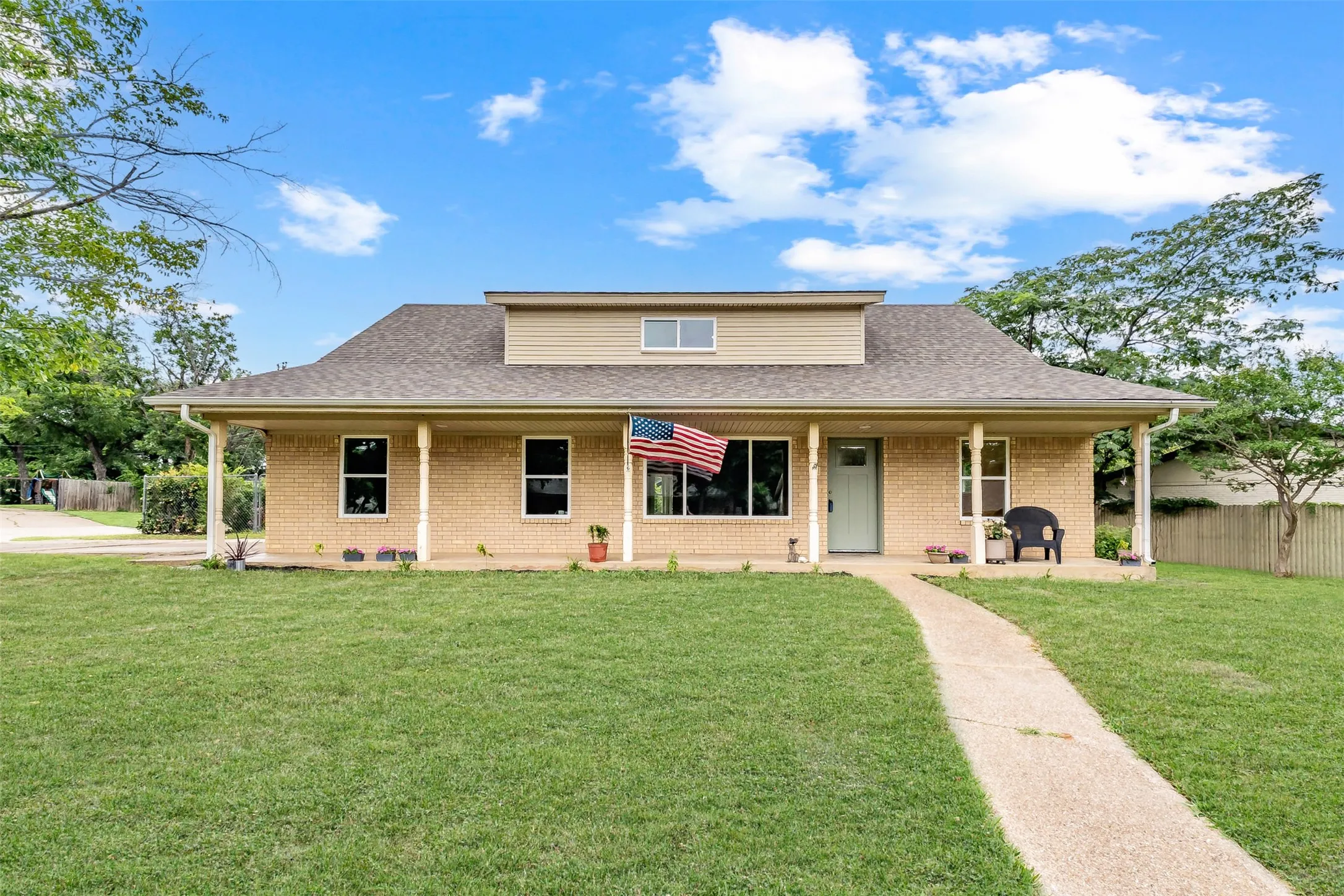 Single Family Residence For Sale in Tarrant County , 805 Stratford Drive, Bedford, Texas 76021, 4 Bedroom, 2 Bathroom, 2 Garage spaces, 2,031 Sqft, built in 1967, mls#21291736, Real Estate Agent in Bedford, Homes For Sale in Tarrant county, Homes For Sale in Bedford, Realtor in Bedford Texas, Real Estate Brokerage Independent Realty Texas, Luminita Cordes Realtor