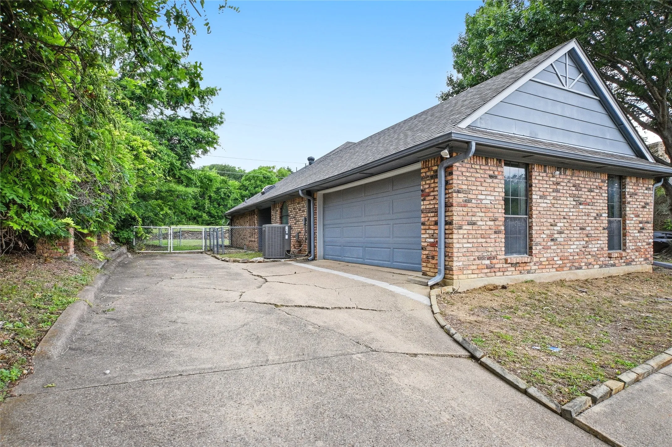 Single Family Residence For Sale in Dallas County , 1905 Wedgewood Drive, Grand Prairie, Texas 75050, 3 Bedroom, 2 Bathroom, 2 Garage spaces, 1,945 Sqft, built in 1982, mls#21295147, Real Estate Agent in Grand Prairie, Homes For Sale in Dallas county, Homes For Sale in Grand Prairie, Realtor in Grand Prairie Texas, Real Estate Brokerage Independent Realty Texas, Luminita Cordes Realtor