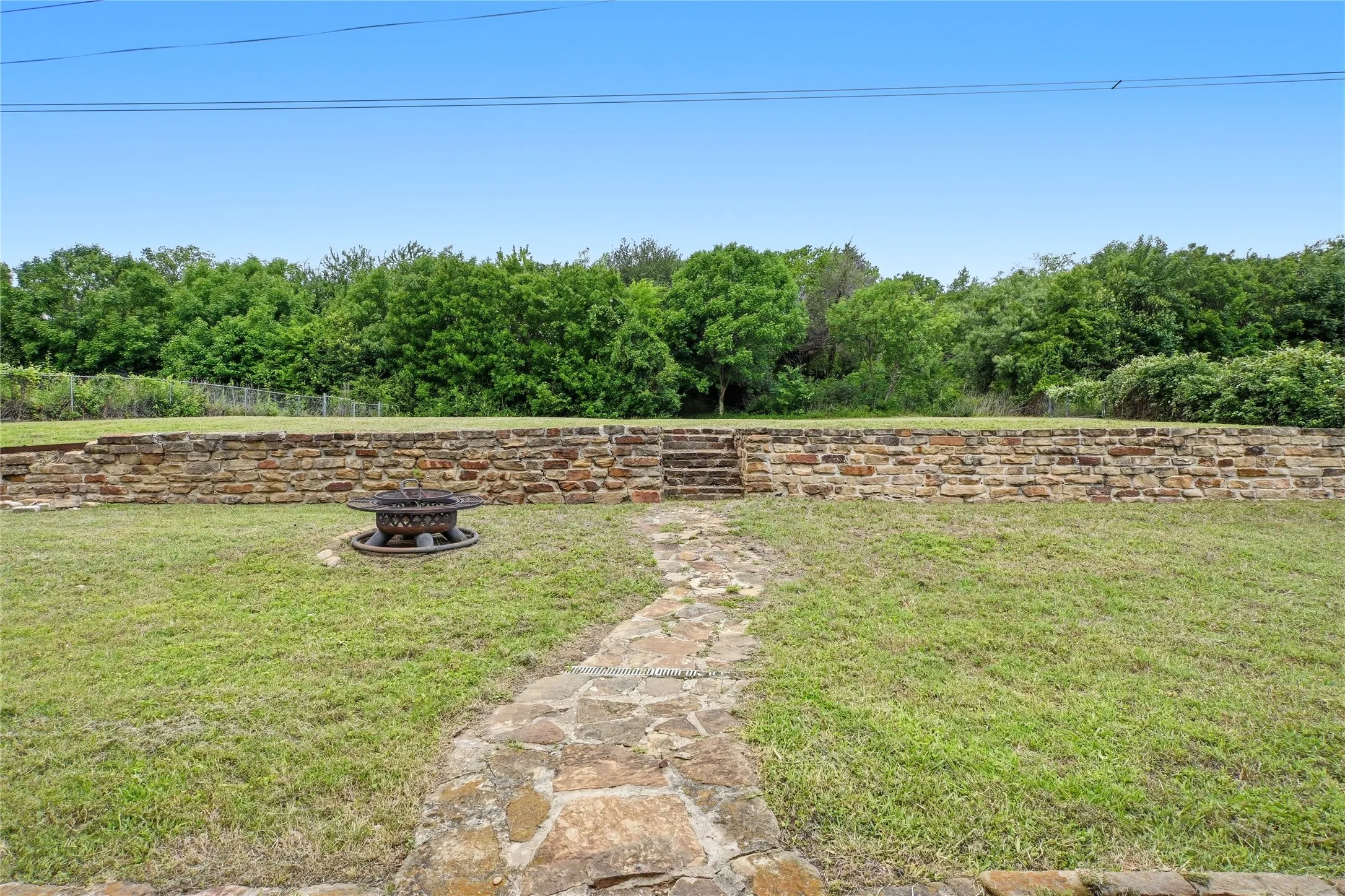 Single Family Residence For Sale in Dallas County , 1905 Wedgewood Drive, Grand Prairie, Texas 75050, 3 Bedroom, 2 Bathroom, 2 Garage spaces, 1,945 Sqft, built in 1982, mls#21295147, Real Estate Agent in Grand Prairie, Homes For Sale in Dallas county, Homes For Sale in Grand Prairie, Realtor in Grand Prairie Texas, Real Estate Brokerage Independent Realty Texas, Luminita Cordes Realtor