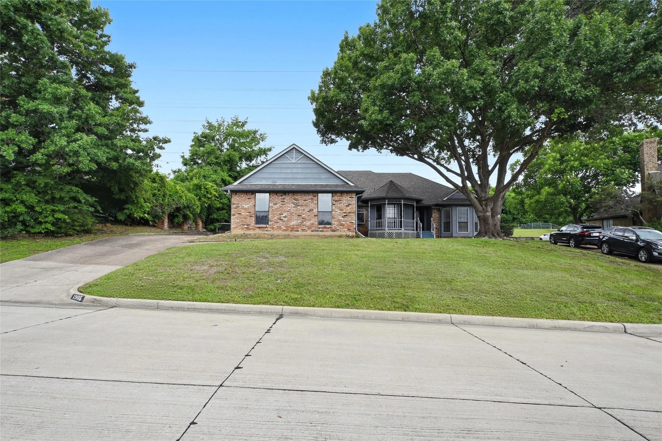 Single Family Residence For Sale in Dallas County , 1905 Wedgewood Drive, Grand Prairie, Texas 75050, 3 Bedroom, 2 Bathroom, 2 Garage spaces, 1,945 Sqft, built in 1982, mls#21295147, Real Estate Agent in Grand Prairie, Homes For Sale in Dallas county, Homes For Sale in Grand Prairie, Realtor in Grand Prairie Texas, Real Estate Brokerage Independent Realty Texas, Luminita Cordes Realtor