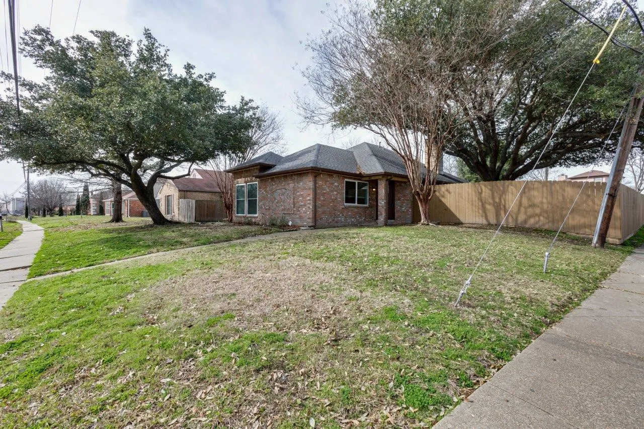 Single Family Residence For Sale in Dallas County , 613 Purple Sage Trail, Mesquite, Texas 75149, 3 Bedroom, 2 Bathroom, 2 Garage spaces, 1,241 Sqft, built in 1983, mls#21296501, Real Estate Agent in Mesquite, Homes For Sale in Dallas county, Homes For Sale in Mesquite, Realtor in Mesquite Texas, Real Estate Brokerage Independent Realty Texas, Luminita Cordes Realtor