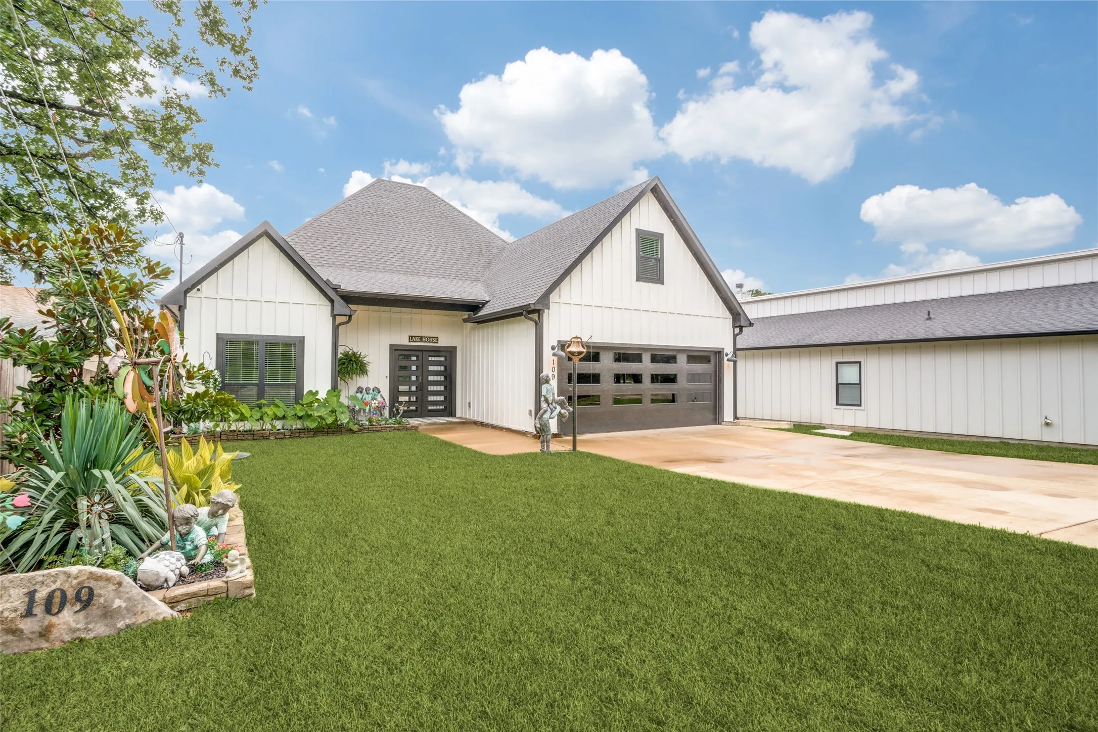 Single Family Residence For Sale in Henderson County , 109 Autumn Wood Trail, Gun Barrel City, Texas 75156, 4 Bedroom, 2 Bathroom, 2 Garage spaces, 1,915 Sqft, built in 2022, mls#21275972, Real Estate Agent in Gun Barrel City, Homes For Sale in Henderson county, Homes For Sale in Gun Barrel City, Realtor in Gun Barrel City Texas, Real Estate Brokerage Independent Realty Texas, Luminita Cordes Realtor