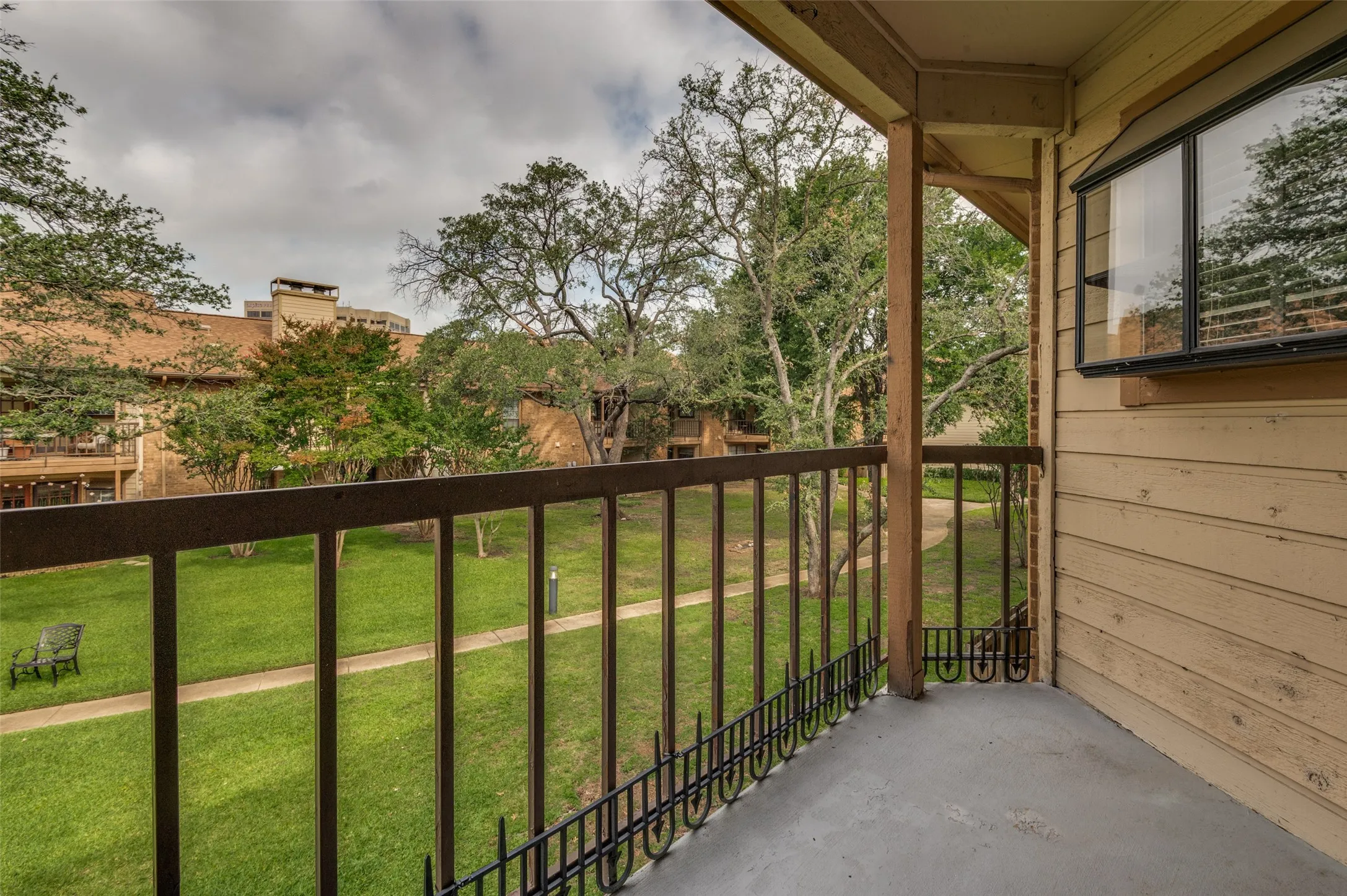 Condominium For Sale in Dallas County , 16301 Ledgemont Lane 277, Addison, Texas 75001, 1 Bedroom, 1 Bathroom, Garage spaces, 746 Sqft, built in 1982, mls#21296468, Real Estate Agent in Addison, Homes For Sale in Dallas county, Homes For Sale in Addison, Realtor in Addison Texas, Real Estate Brokerage Independent Realty Texas, Luminita Cordes Realtor
