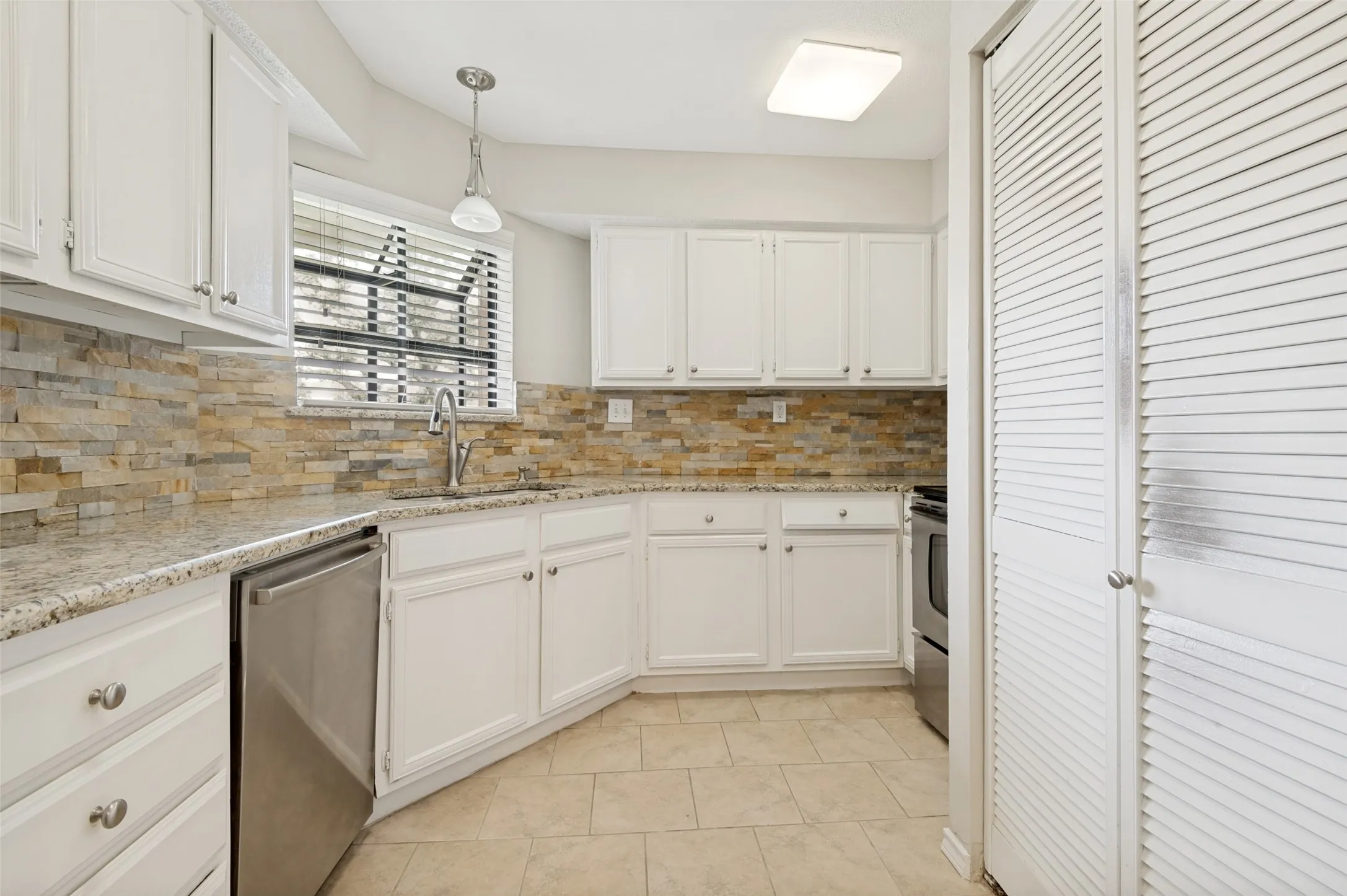 Condominium For Sale in Dallas County , 16301 Ledgemont Lane 277, Addison, Texas 75001, 1 Bedroom, 1 Bathroom, Garage spaces, 746 Sqft, built in 1982, mls#21296468, Real Estate Agent in Addison, Homes For Sale in Dallas county, Homes For Sale in Addison, Realtor in Addison Texas, Real Estate Brokerage Independent Realty Texas, Luminita Cordes Realtor