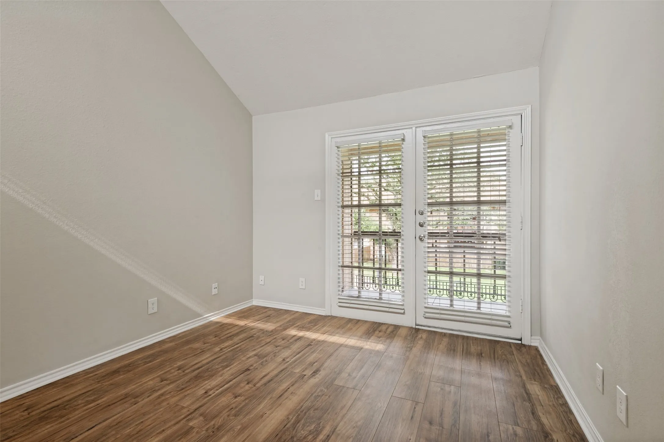 Condominium For Sale in Dallas County , 16301 Ledgemont Lane 277, Addison, Texas 75001, 1 Bedroom, 1 Bathroom, Garage spaces, 746 Sqft, built in 1982, mls#21296468, Real Estate Agent in Addison, Homes For Sale in Dallas county, Homes For Sale in Addison, Realtor in Addison Texas, Real Estate Brokerage Independent Realty Texas, Luminita Cordes Realtor